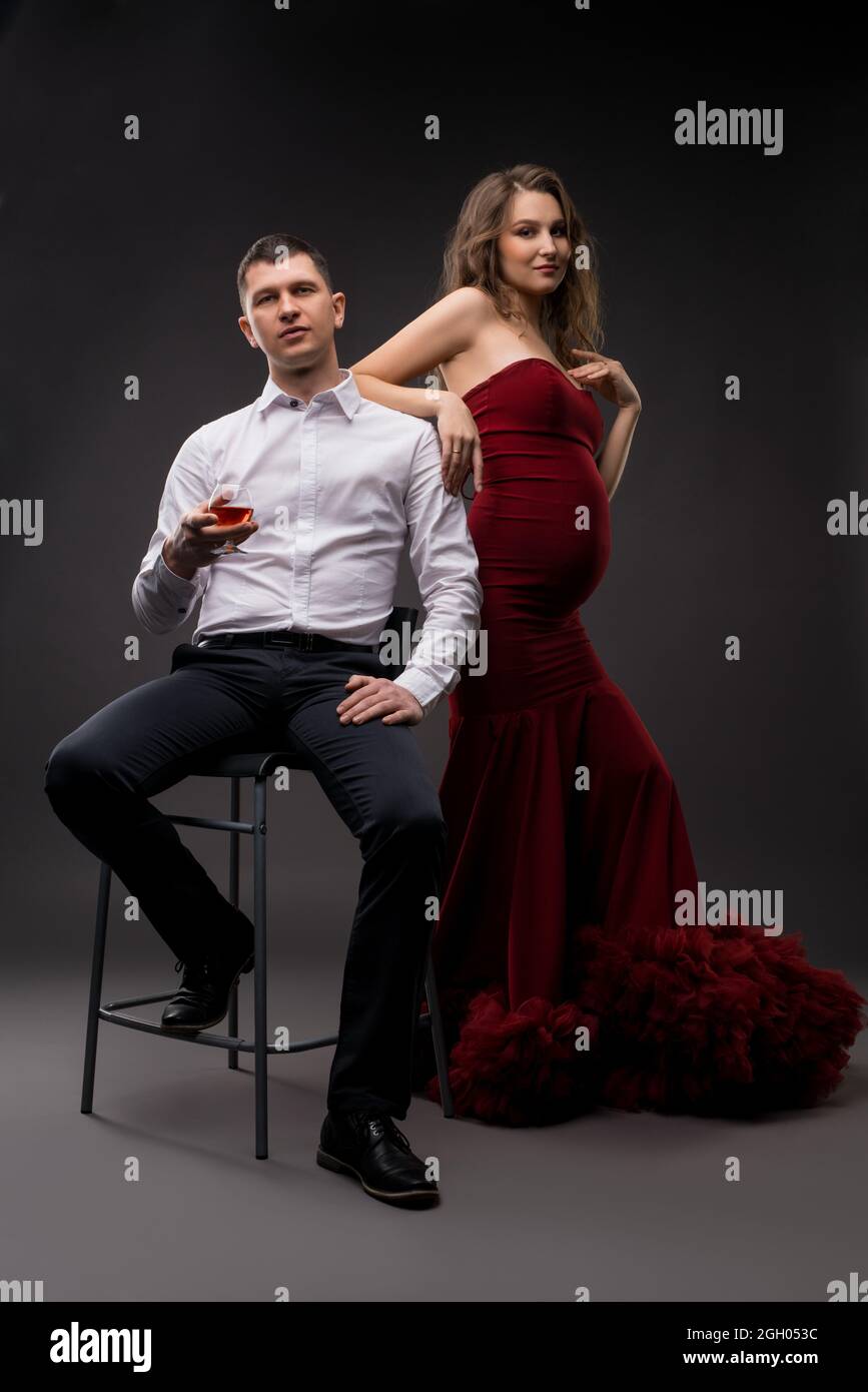 Elegante coppia in abiti eleganti in studio Foto Stock