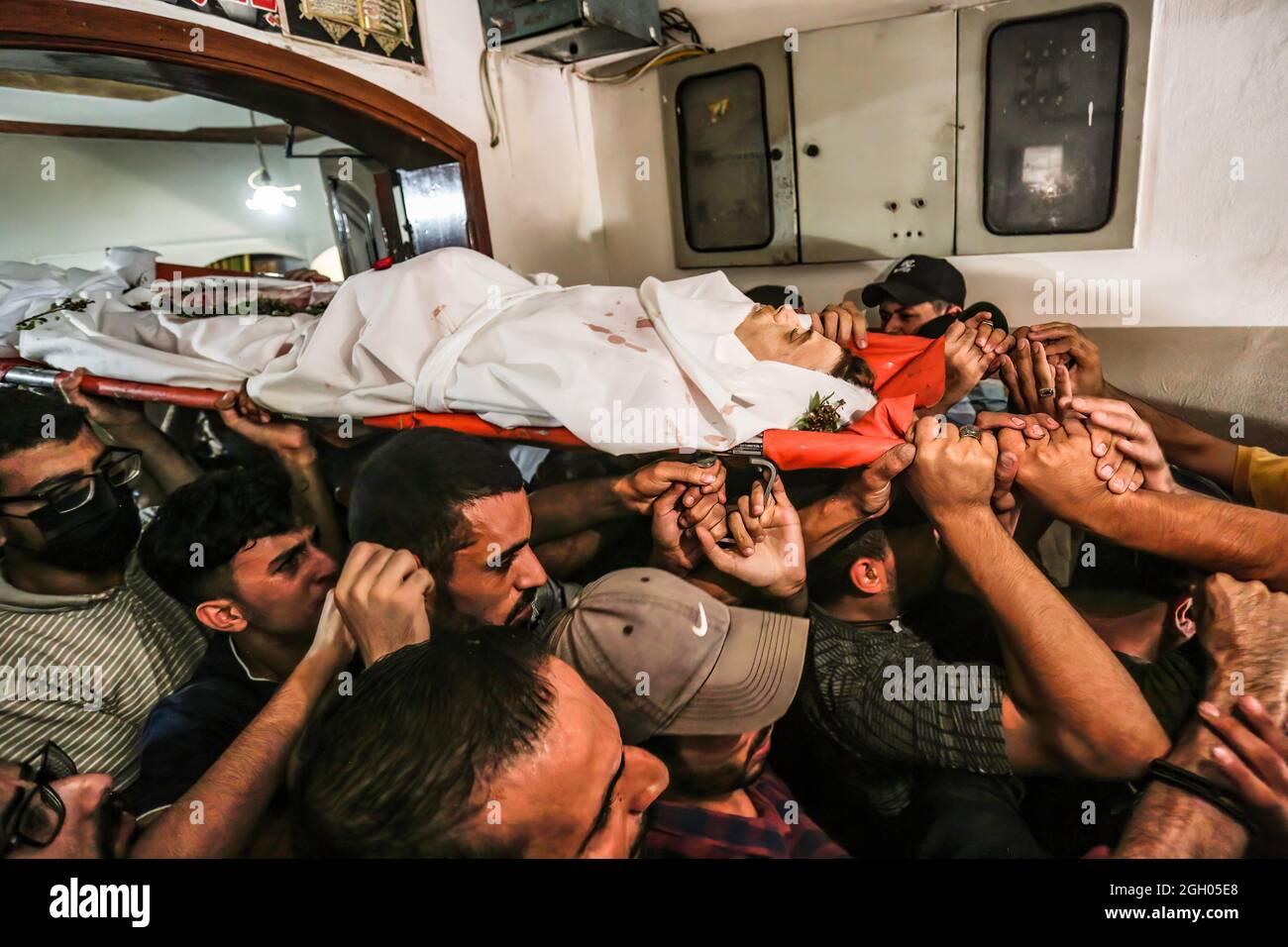 Gaza, Palestina. 03 Settembre 2021. (NOTA DEI REDATTORI: L'immagine raffigura la morte) i lutto trasportano il corpo di un palestinese Ahmed Saleh, ucciso dalle truppe israeliane durante gli scontri al confine tra Israele e Gaza durante la sua cerimonia funebre nella striscia settentrionale di Gaza. Credit: SOPA Images Limited/Alamy Live News Foto Stock