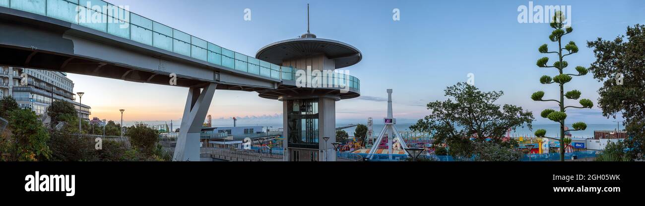 SOUTHEND-ON-SEA, ESSEX, UK - 29 AGOSTO 2021: Vista panoramica della torre di osservazione e del molo di Southend alla luce del mattino presto Foto Stock