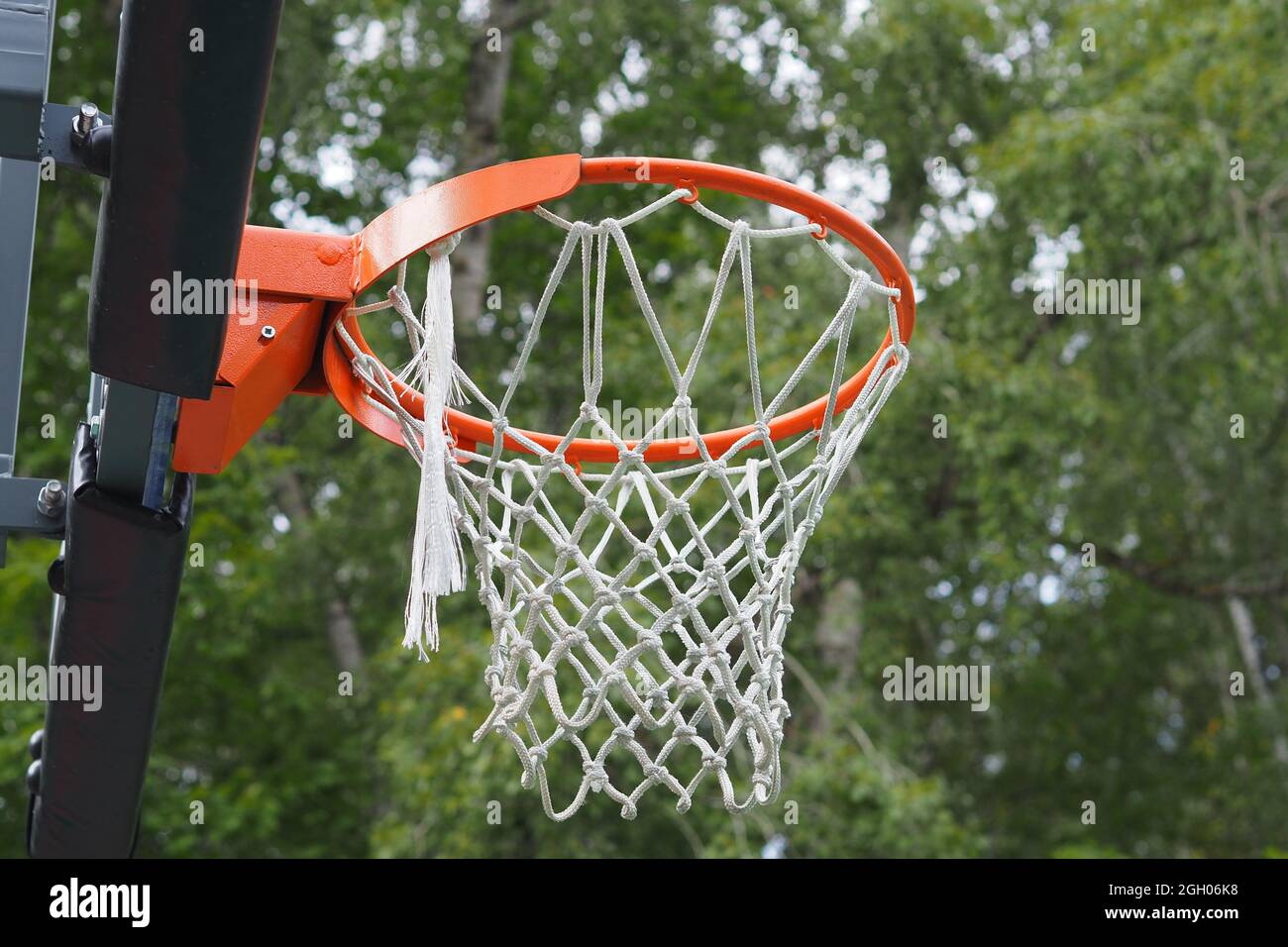 canestro da basket con rete su campo sportivo in un parco all'aperto. Foto  di alta qualità Foto stock - Alamy