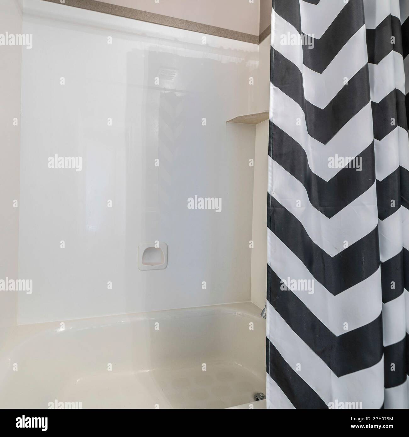 Doccia a cornice quadrata e vasca da bagno all'interno di un bagno con tenda  doccia Foto stock - Alamy