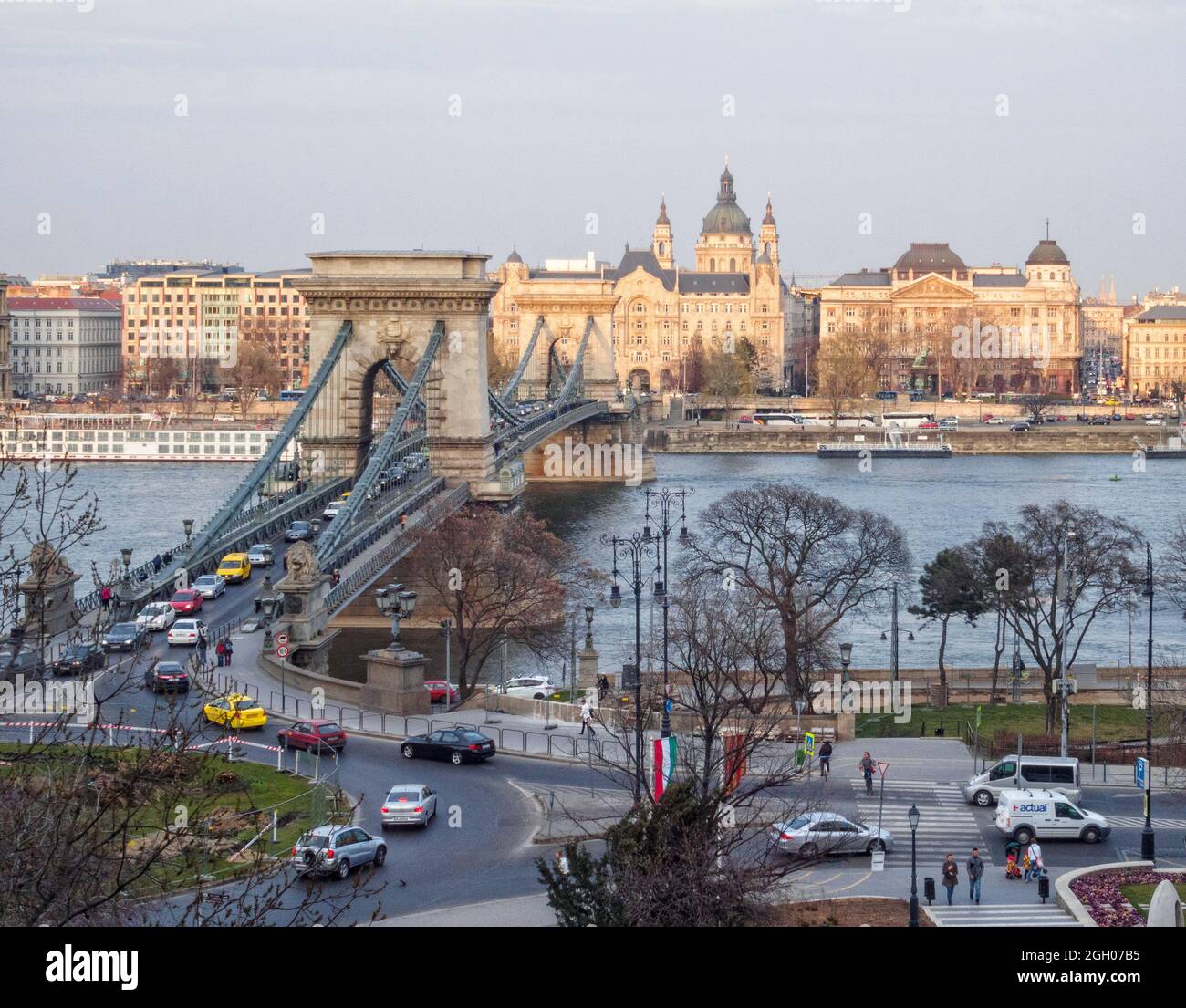 Il Ponte delle catene Szechenyi è un ponte sospeso che attraversa il Danubio (Duna) tra Buda e Pest - Budapest, Ungheria Foto Stock