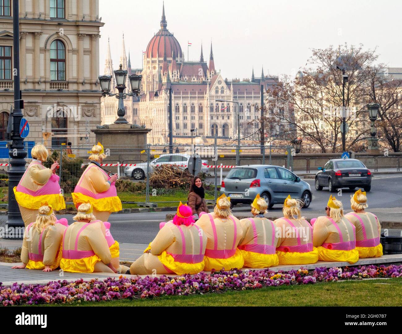 I membri di un partito di bachelor hanno un breve riposo in piazza Adam Clark - Budapest, Ungheria Foto Stock
