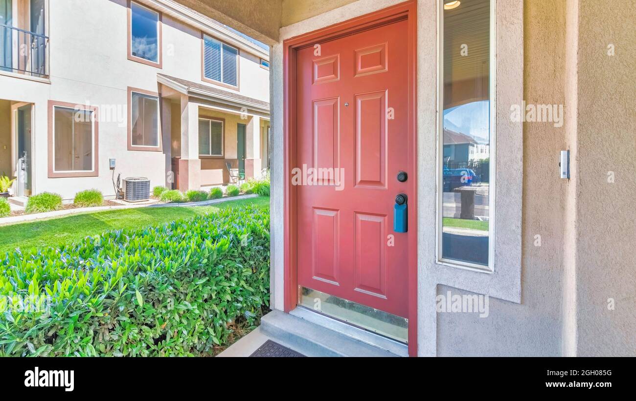 Cassetta di sicurezza Pano su porta di fronte in legno marrone chiusa e protetta di una casa con luce laterale Foto Stock