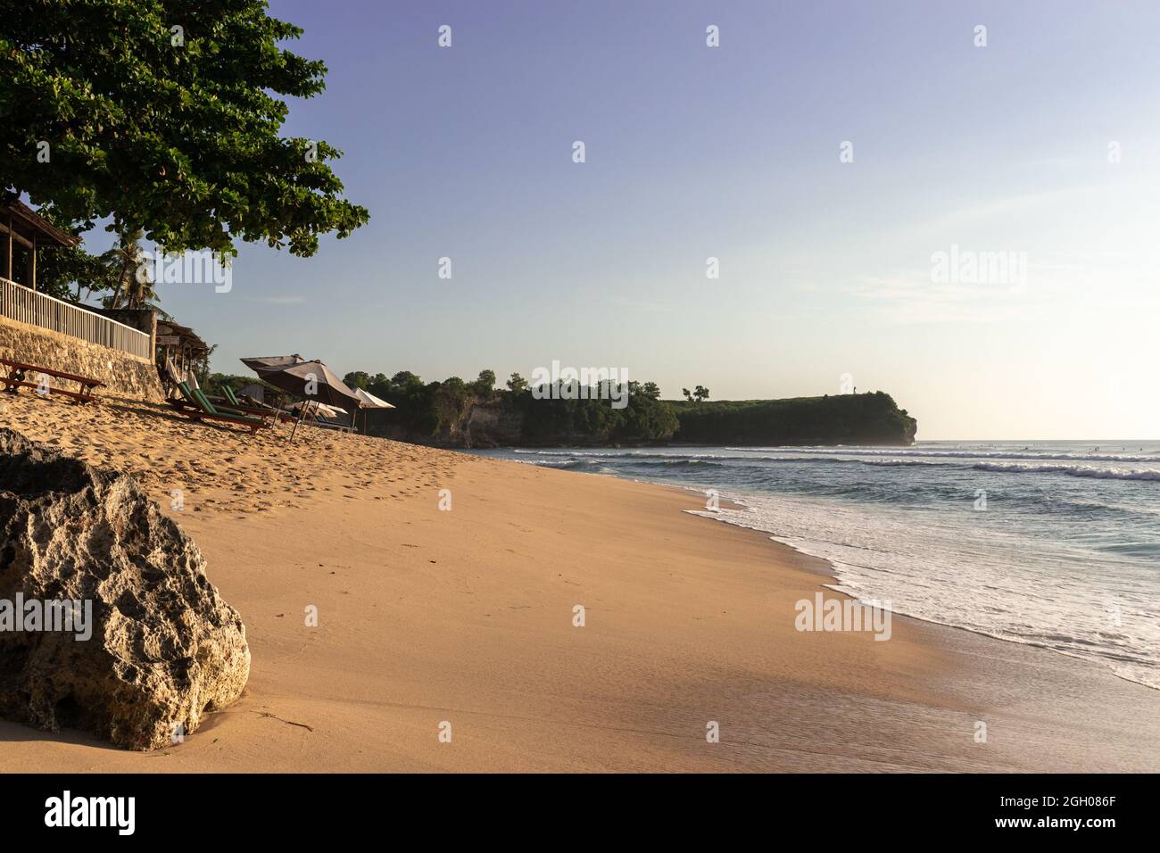 spiaggia vuota e la scogliera sullo sfondo Foto Stock