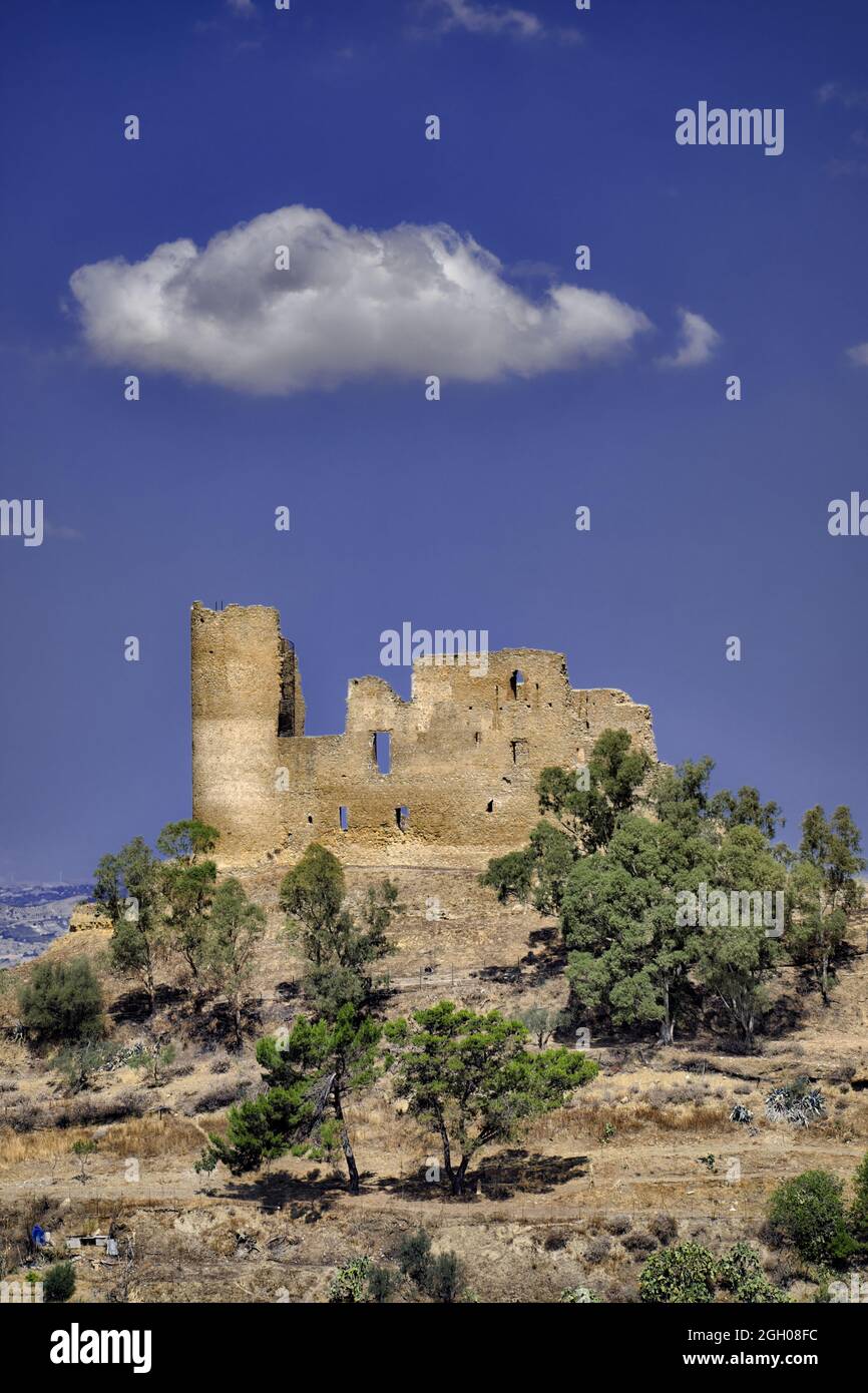 Storico castello di Sicilia nel comune di Mazzarino (Caltanissetta) contro il cielo blu con nuvola bianca Foto Stock