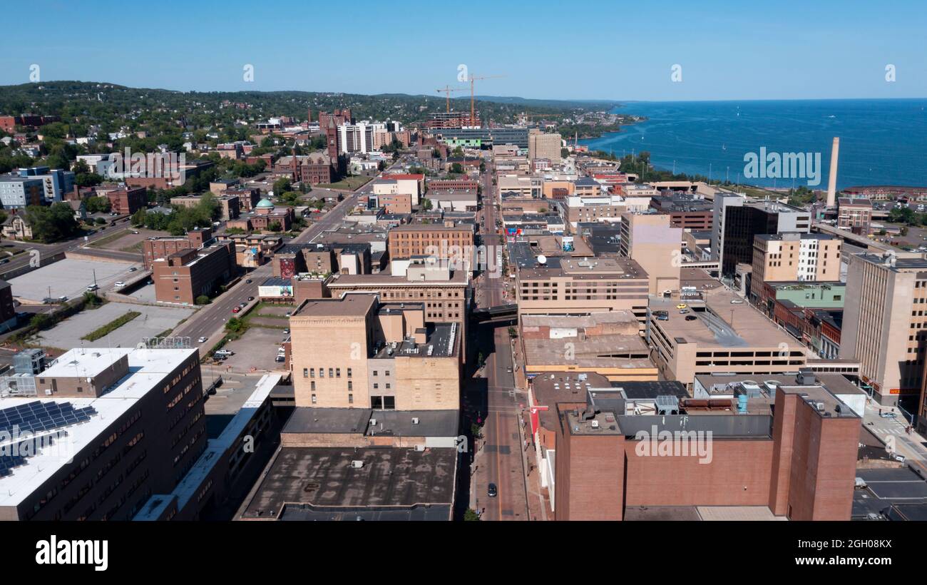Vista estiva della città settentrionale di Duluth, Minnesota, su una splendida riva del lago Foto Stock