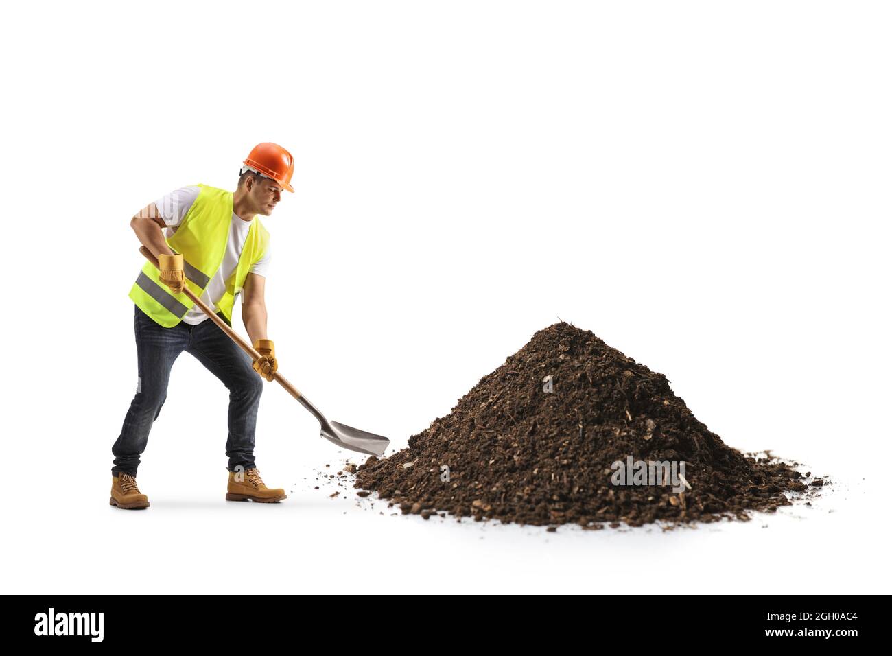 Lavoratore di costruzione con un gilet e un hardhat scavando terra con una pala isolata su sfondo bianco Foto Stock