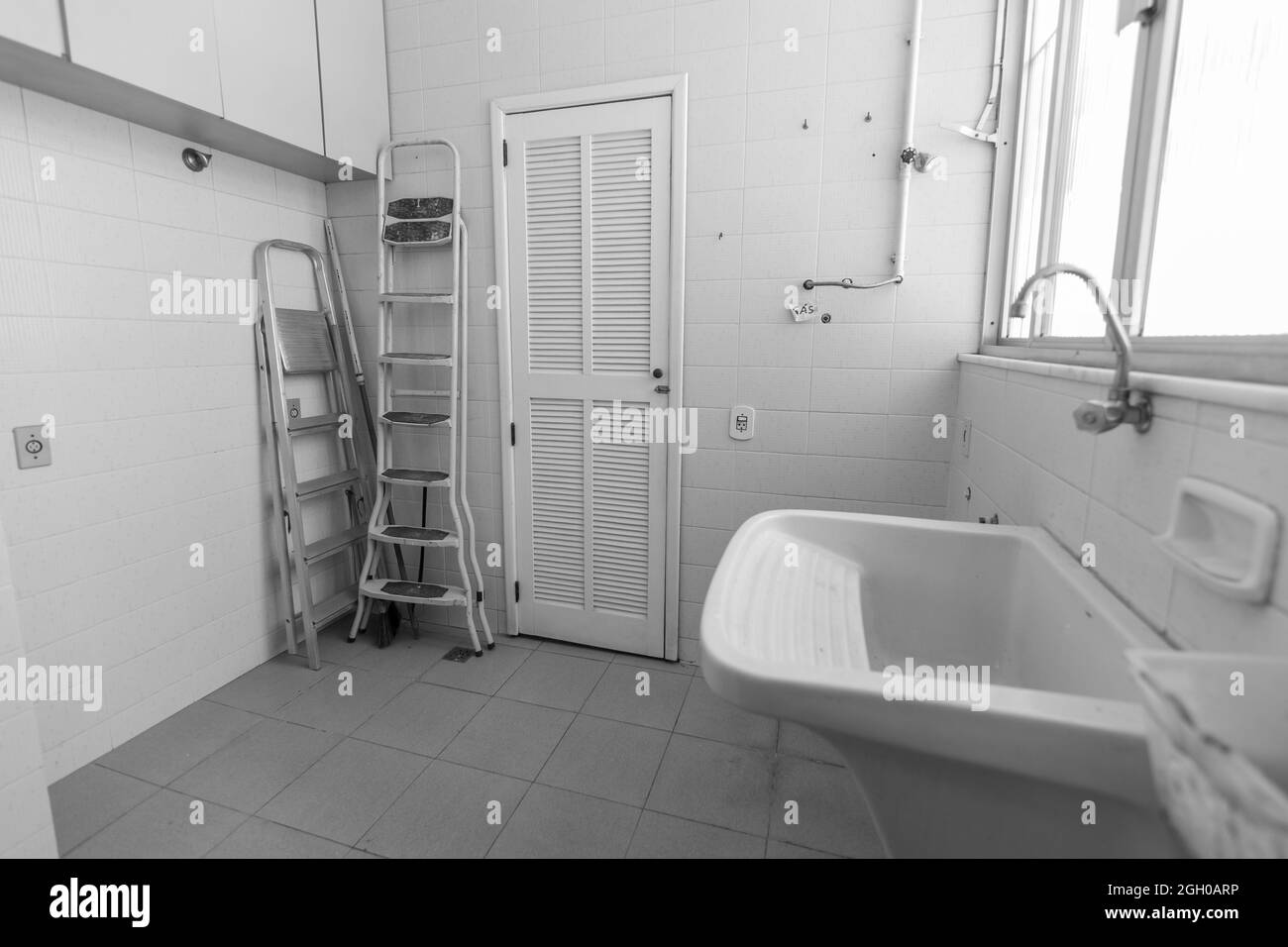 Scala di grigi di un bagno decorato in stile contemporaneo Foto Stock