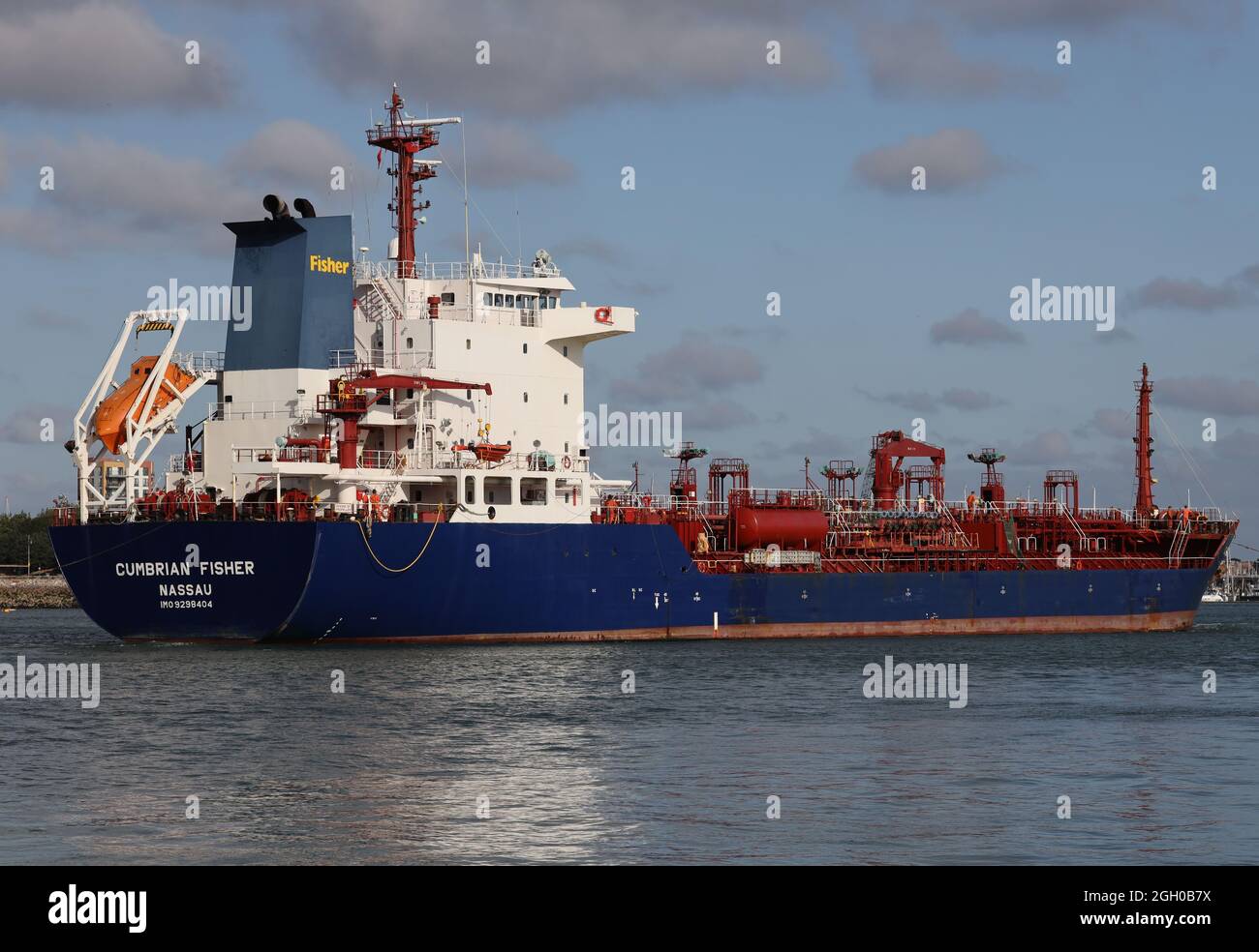 La petroliera MV CUMBRIAN FISHER si dirige verso il molo del combustibile petrolifero Foto Stock