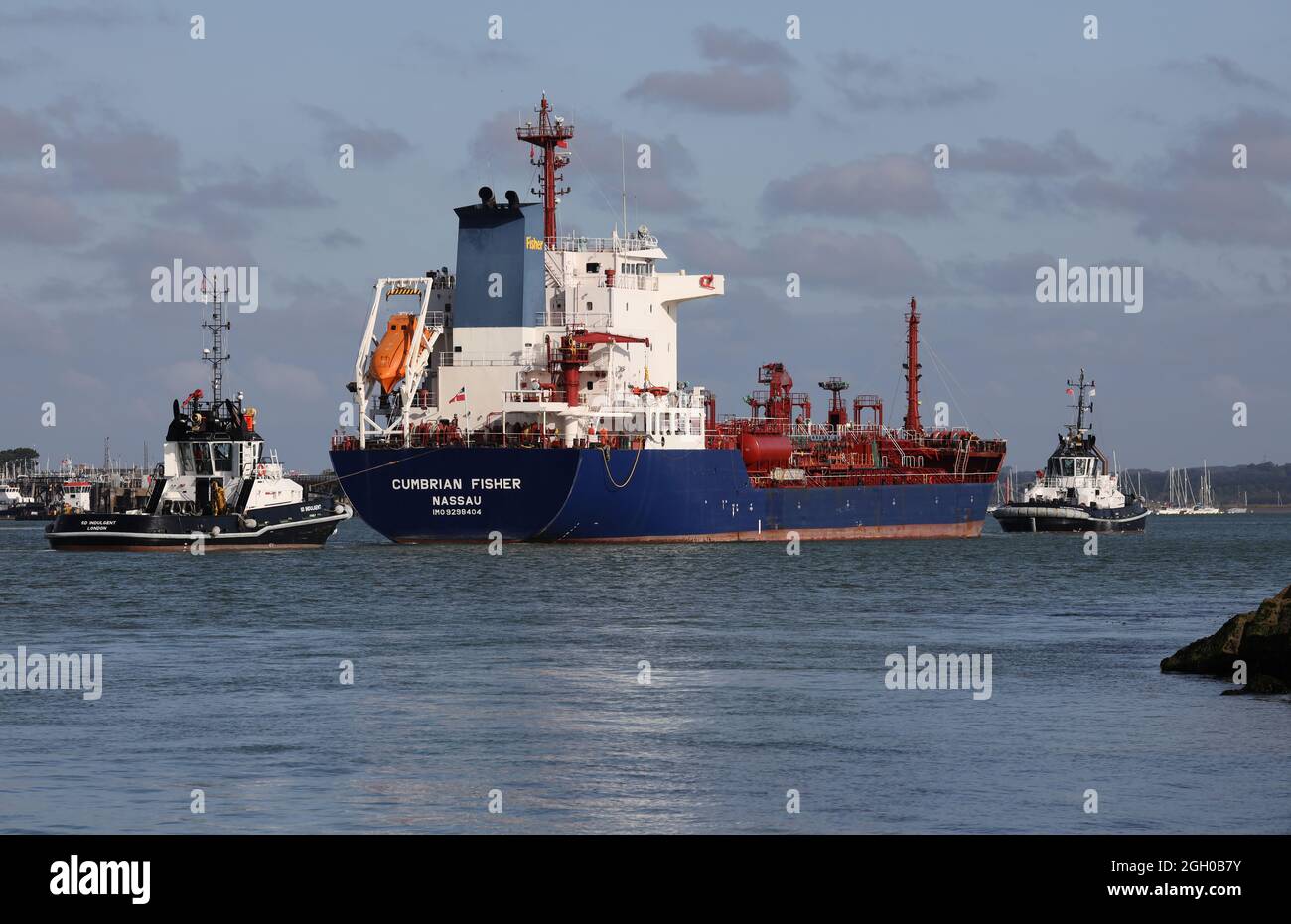 I Tugs guidano la petroliera MV CUMBRIAN FISHER verso il molo del combustibile del petrolio Foto Stock