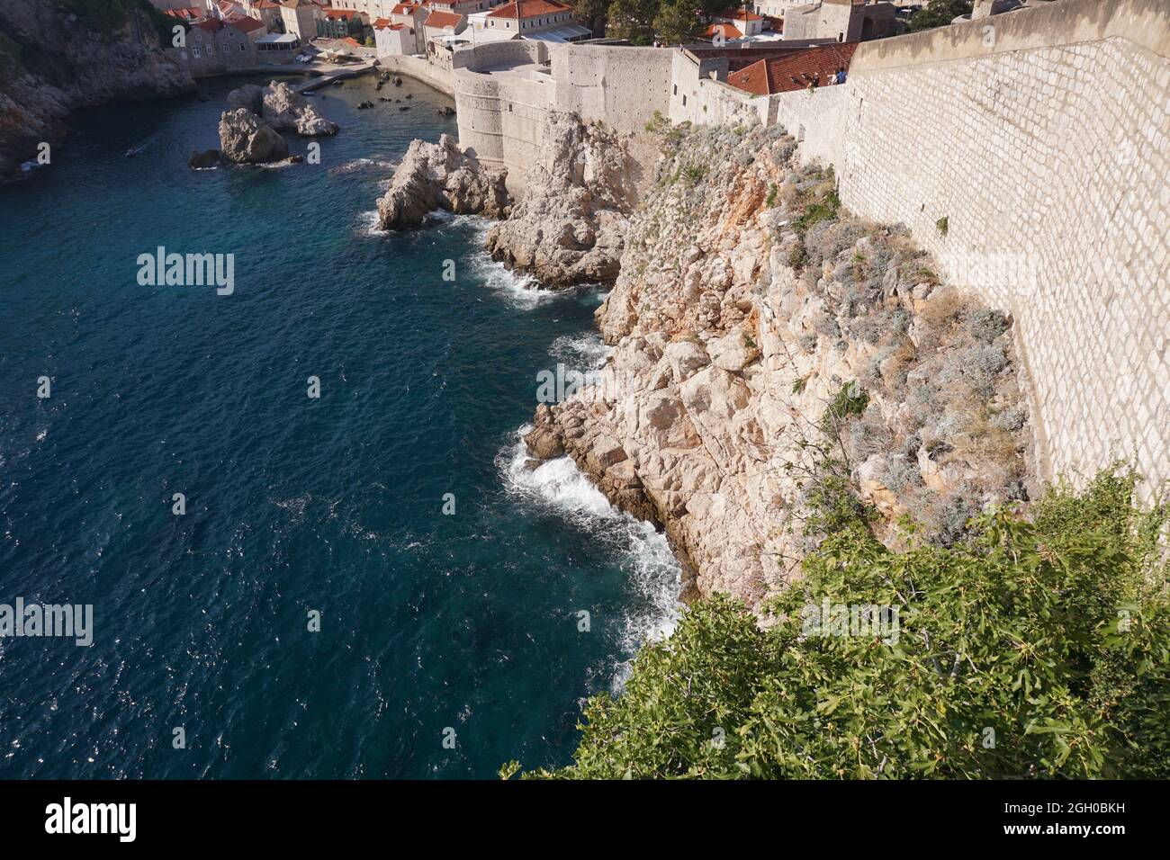 Vista mozzafiato dalle mura della città di Dubrovnik sul mare mediterraneo, Croazia 2020 Foto Stock