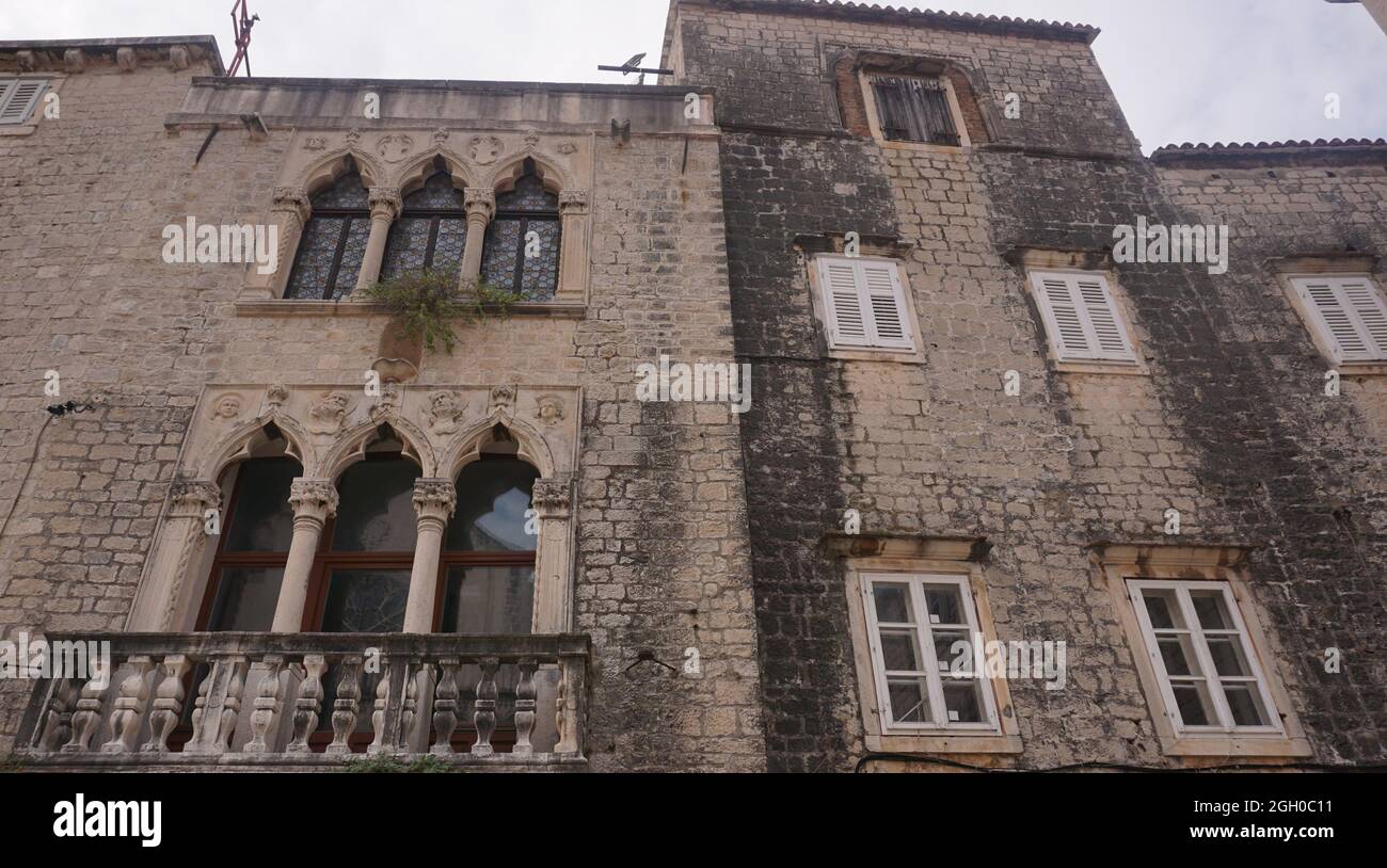 Bella facciata di una casa nel centro storico di Trogir, Croazia 2020 Foto Stock