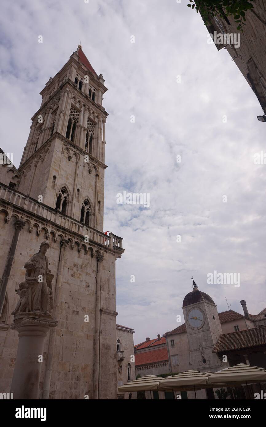 Torre di Trogir's impressionante Cattedrale di San Lorenzo, Croazia 2020 Foto Stock