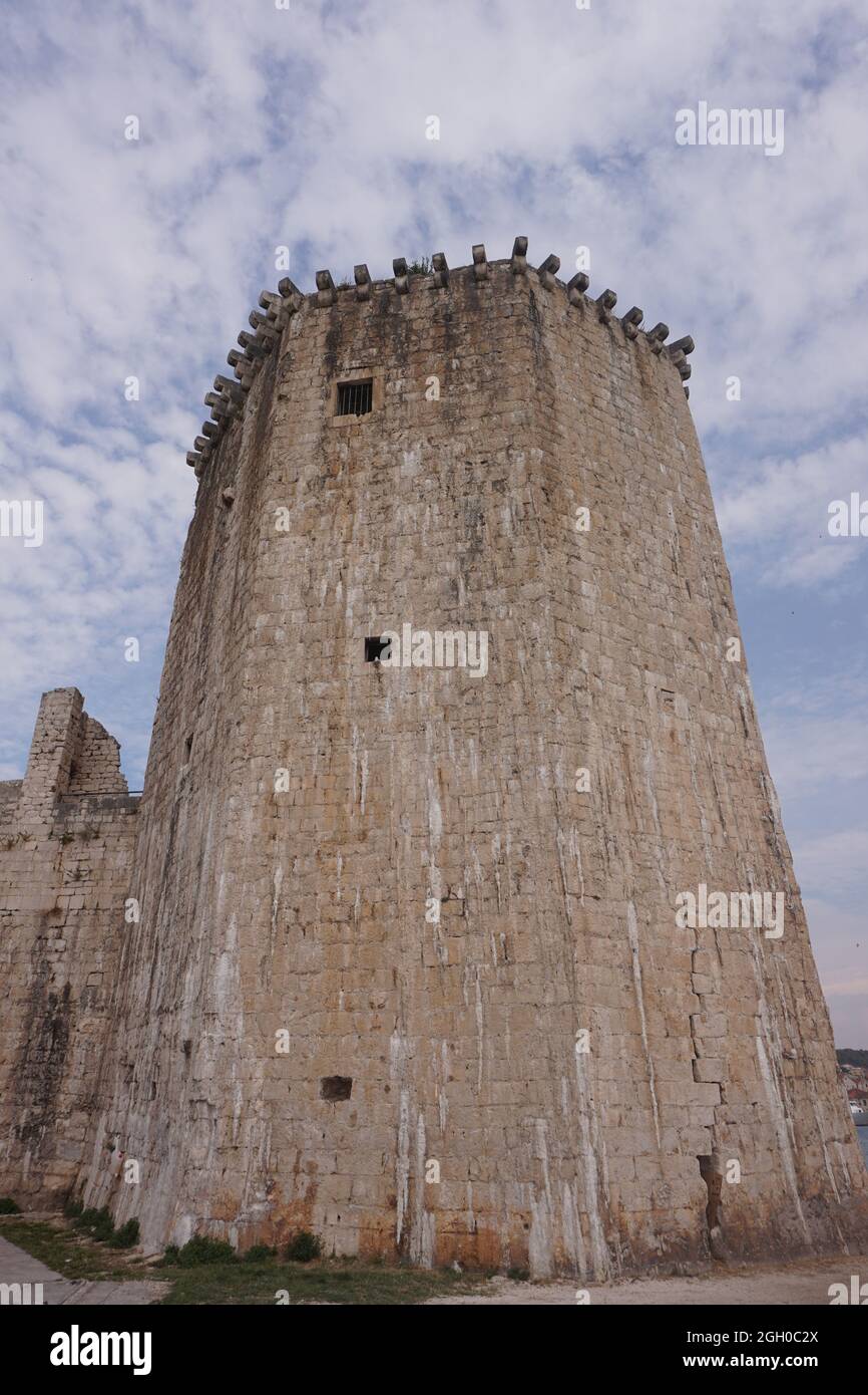 Una delle torri del famoso castello Kamerlengo di Trogir, Croazia 2020 Foto Stock
