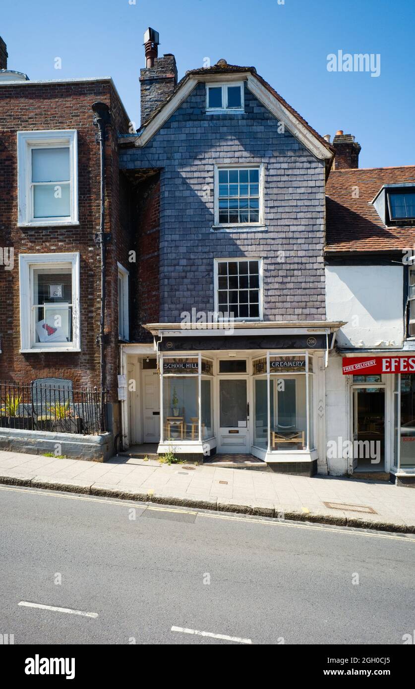 Negozio vuoto ex caseificio sulla High Street, Lewes, East Sussex con piastrelle di ardesia frontage Foto Stock