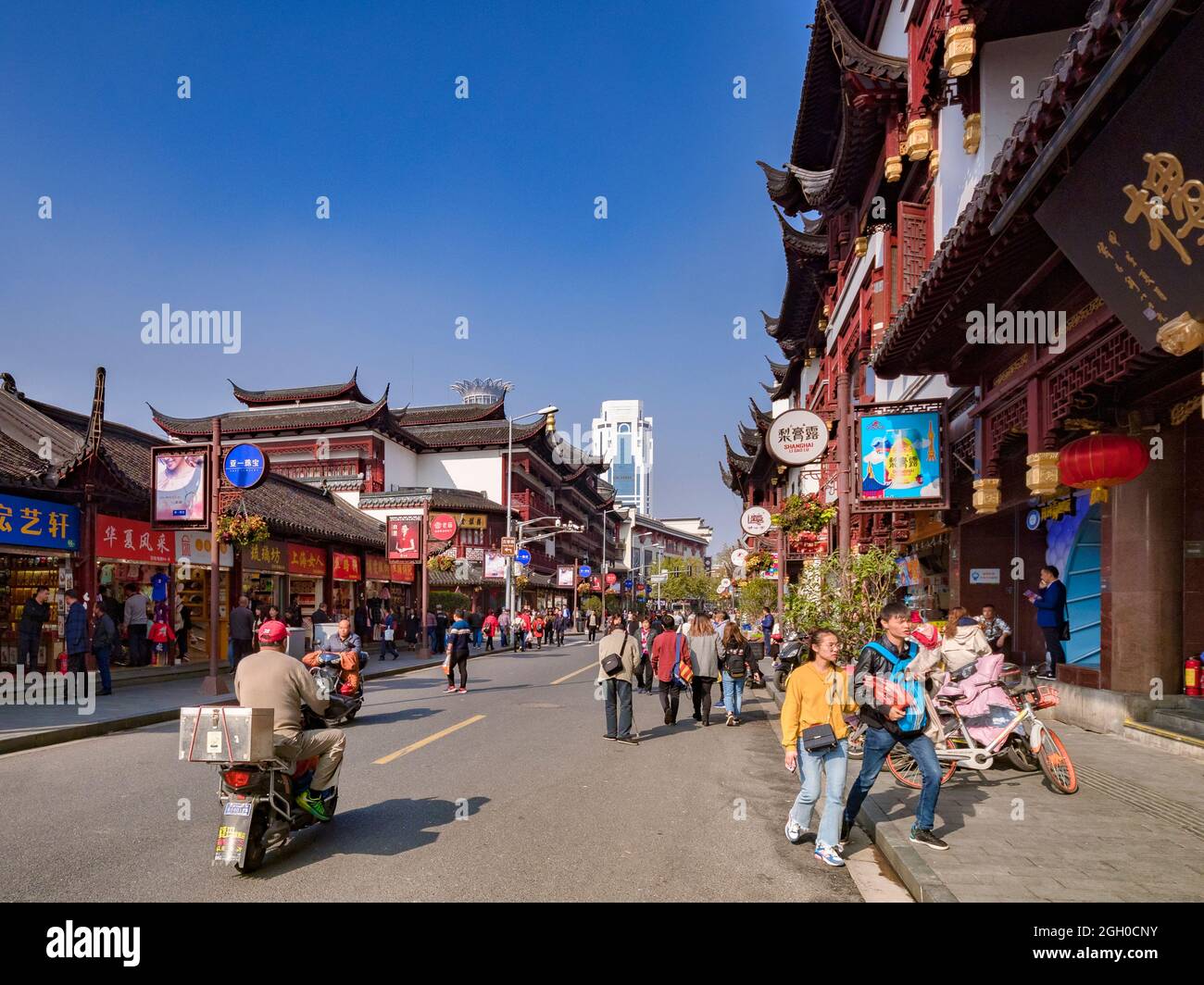 29 novembre 2018: Shopping nella trafficata Nanjing Road West, con folle di persone che godono della zona del patrimonio. Cielo blu chiaro. Foto Stock