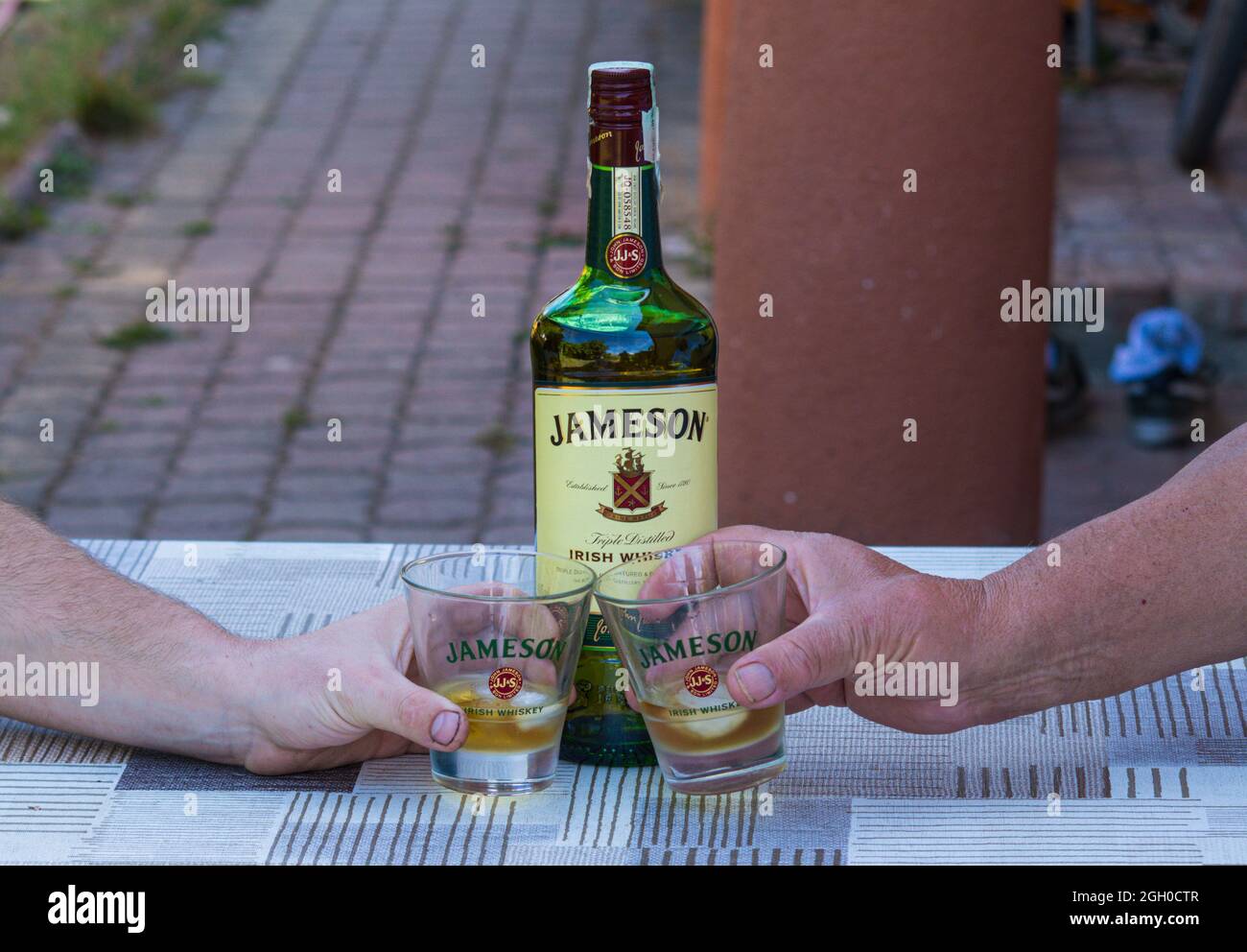 Bottiglia di whiskey irlandese Jameson con due bicchieri. Grazie con un amico. Foto Stock