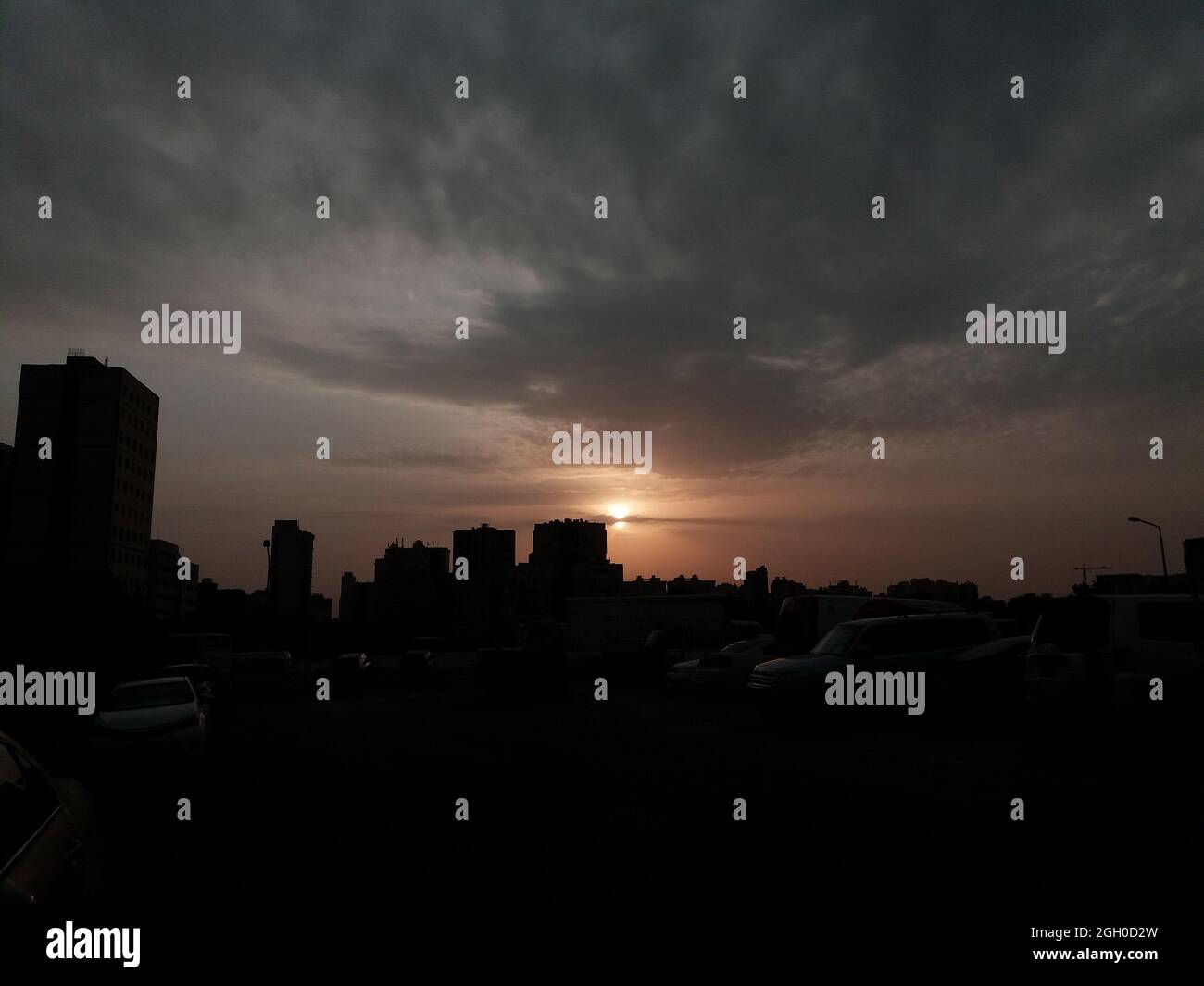 Bellissima vista dell'alba. giorno nuvoloso. Vista spettacolare dell'alba al mattino. Foto Stock