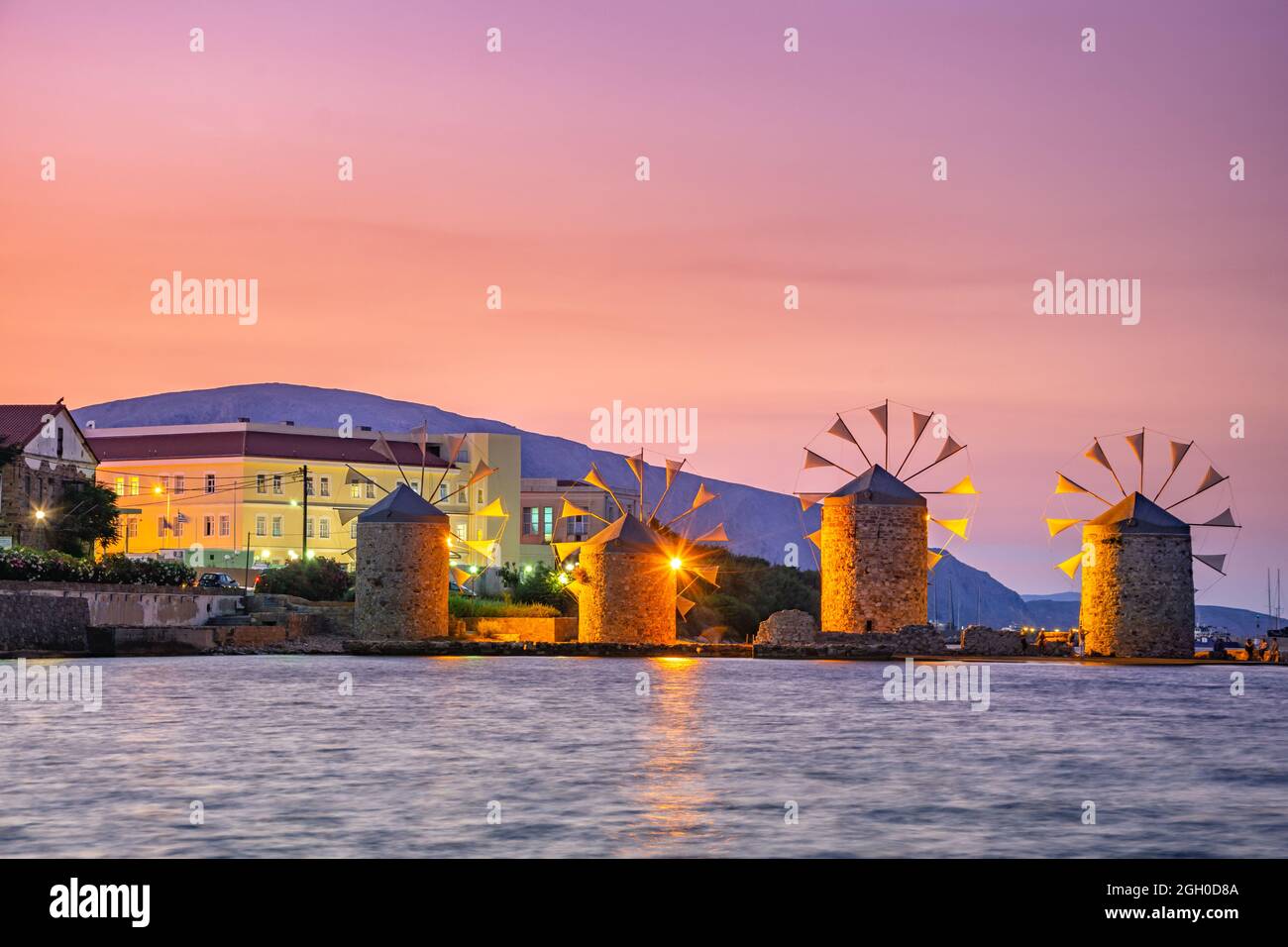 Vecchi mulini a vento sulla spiaggia, isola di Chios, Grecia Foto Stock