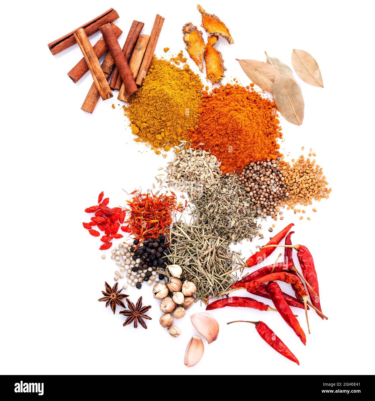 Un assortimento di spezie pepe nero ,pepe bianco,fenugreek,cumino ,la foglia di alloro ,la stecca di cannella,timo,goji berry,il cartamo,rosmarino curry in polvere ,chili e f Foto Stock