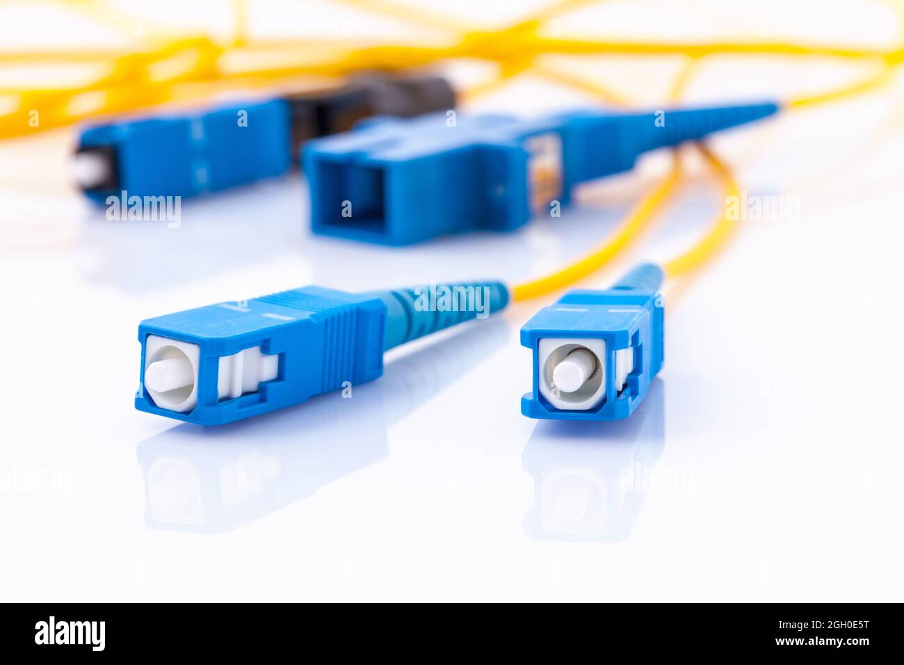 Fibre ottiche connettori foto simbolico per il collegamento veloce a Internet ,Internet Service Provider attrezzature.Connessione a banda larga è disponibile ovunque Foto Stock