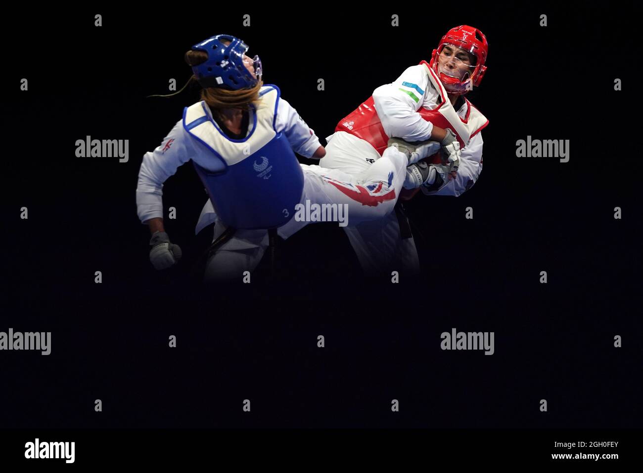 Amy Truesdale (a sinistra) di Gran Bretagna e Guljonoy Naimova gareggiano nella finale femminile K44 +58kg alla Makuhari Messe Hall il giorno 11 dei Giochi Paralimpici di Tokyo 2020 in Giappone. Data foto: Sabato 4 settembre 2021. Foto Stock