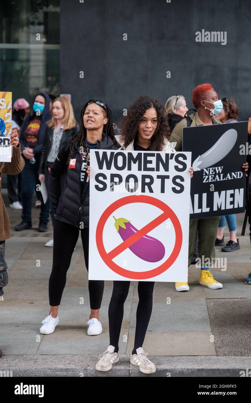 Mesi prima delle Olimpiadi di Tokyo 2021, un gruppo di Terfs fuori dell'alta Commissione della Nuova Zelanda protestò contro le donne Trans che gareggiavano con gli uomini pa Foto Stock