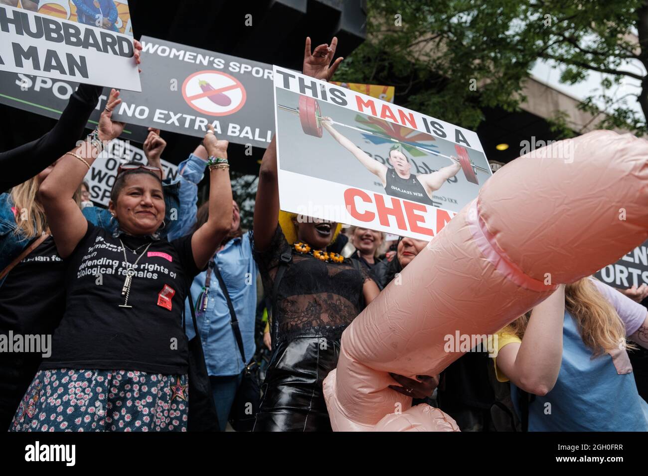 Mesi prima delle Olimpiadi di Tokyo 2021, un gruppo di Terfs fuori dell'alta Commissione della Nuova Zelanda protestò contro le donne Trans che gareggiavano con gli uomini pa Foto Stock
