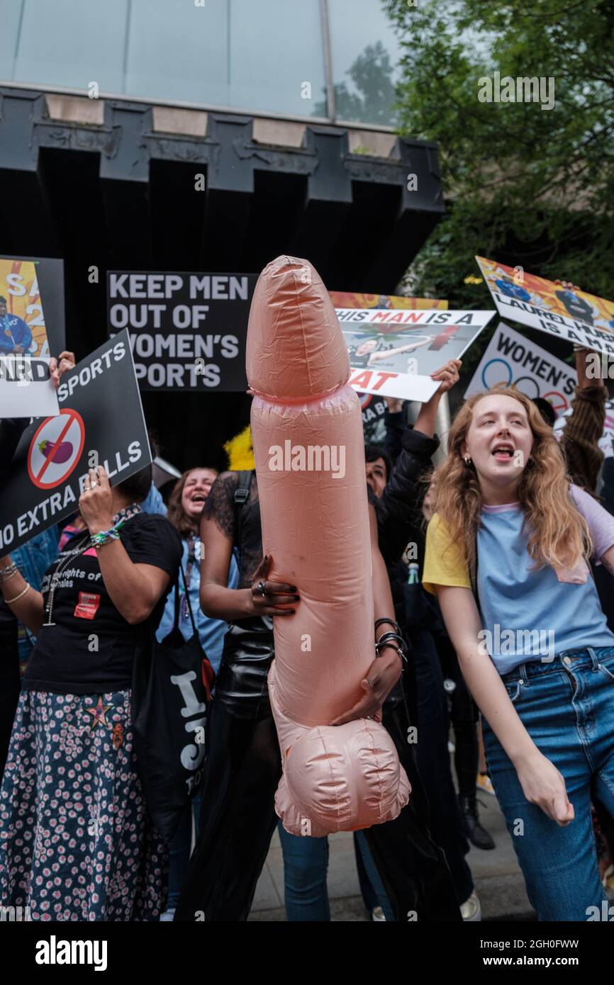 Mesi prima delle Olimpiadi di Tokyo 2021, un gruppo di Terfs fuori dell'alta Commissione della Nuova Zelanda protestò contro le donne Trans che gareggiavano con gli uomini pa Foto Stock