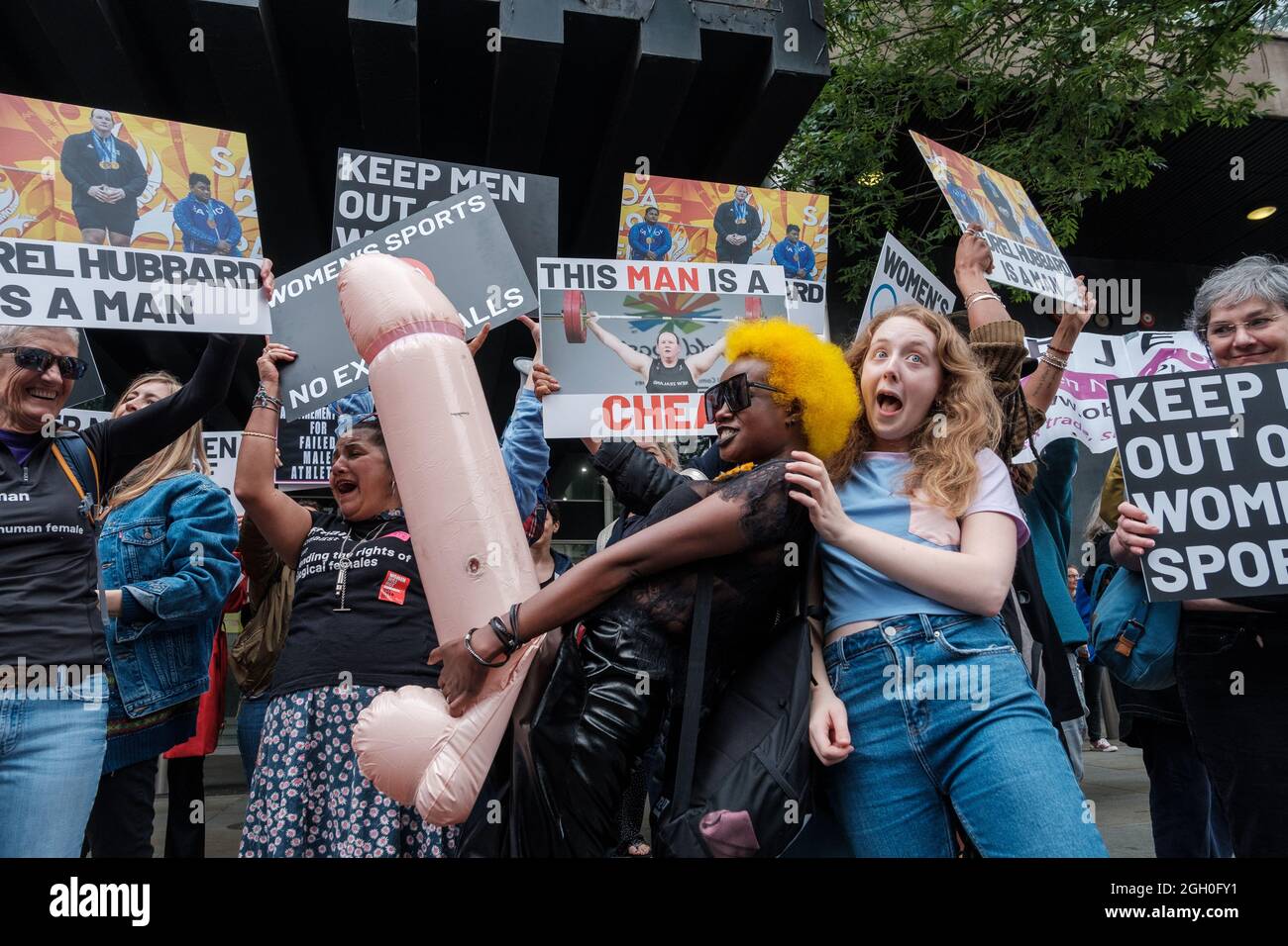 Mesi prima delle Olimpiadi di Tokyo 2021, un gruppo di Terfs fuori dell'alta Commissione della Nuova Zelanda protestò contro le donne Trans che gareggiavano con gli uomini pa Foto Stock
