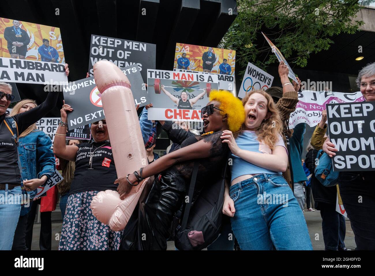 Mesi prima delle Olimpiadi di Tokyo 2021, un gruppo di Terfs fuori dell'alta Commissione della Nuova Zelanda protestò contro le donne Trans che gareggiavano con gli uomini pa Foto Stock