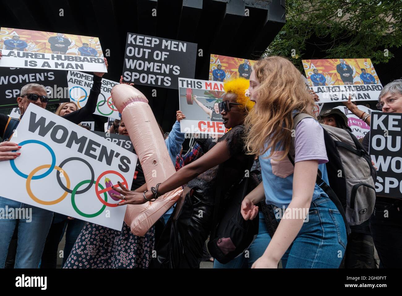 Mesi prima delle Olimpiadi di Tokyo 2021, un gruppo di Terfs fuori dell'alta Commissione della Nuova Zelanda protestò contro le donne Trans che gareggiavano con gli uomini pa Foto Stock
