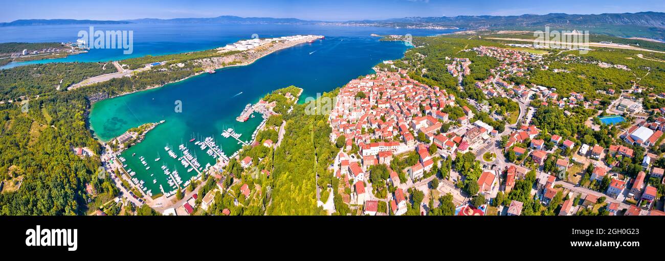 Città di Omisalj baia e LNG terminale vista panoramica aerea, isola di Krk, Croazia Foto Stock