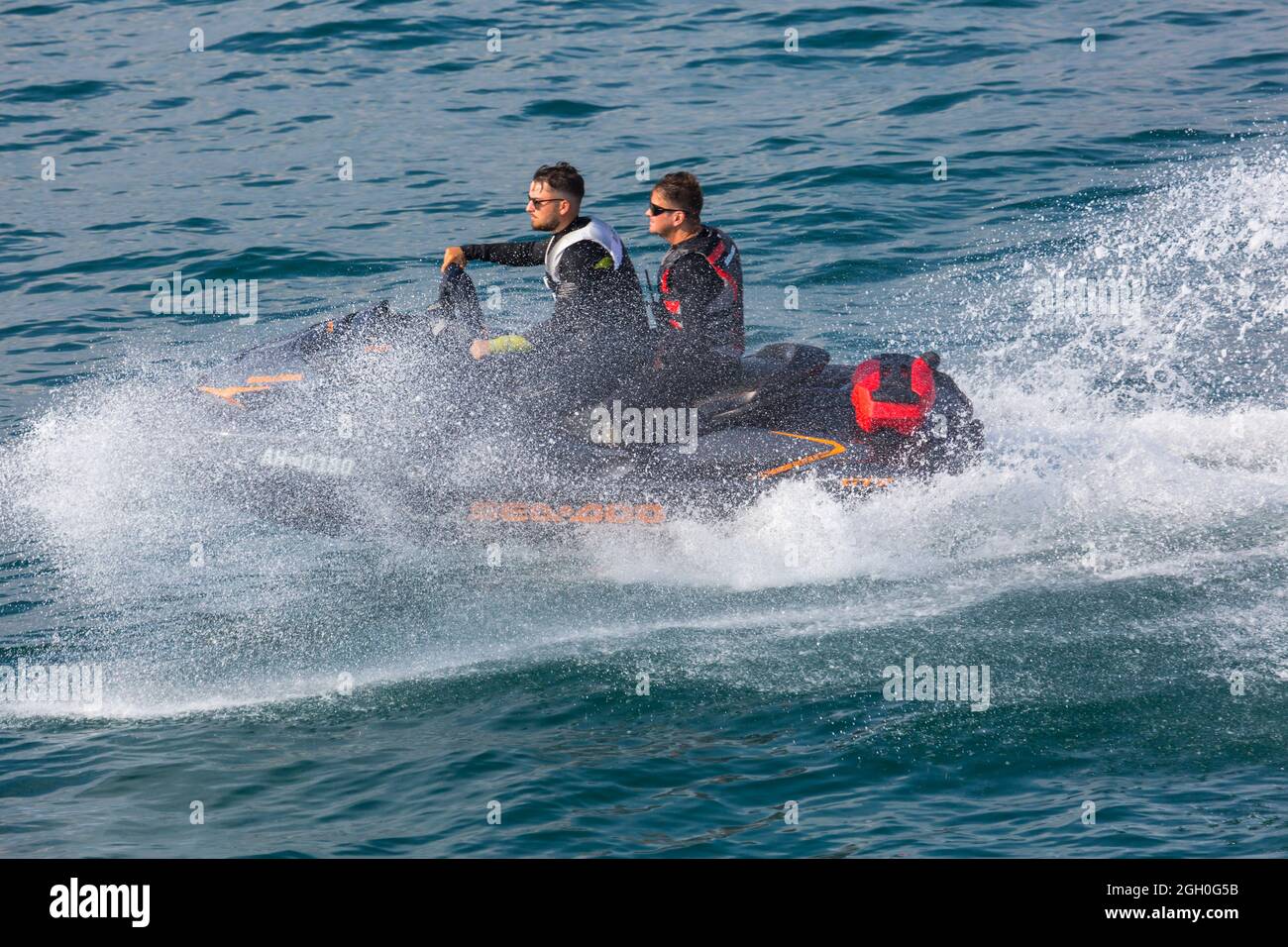 Bournemouth, Dorset Regno Unito. 3 settembre 2021. Tempo britannico: Caldo e soleggiato a Bournemouth, come i visitatori si divertono sul mare mentre si gode il Bournemouth Air Festival. Uomini che cavalcano il jet ski jet ski. Credit: Carolyn Jenkins/Alamy Live News Foto Stock