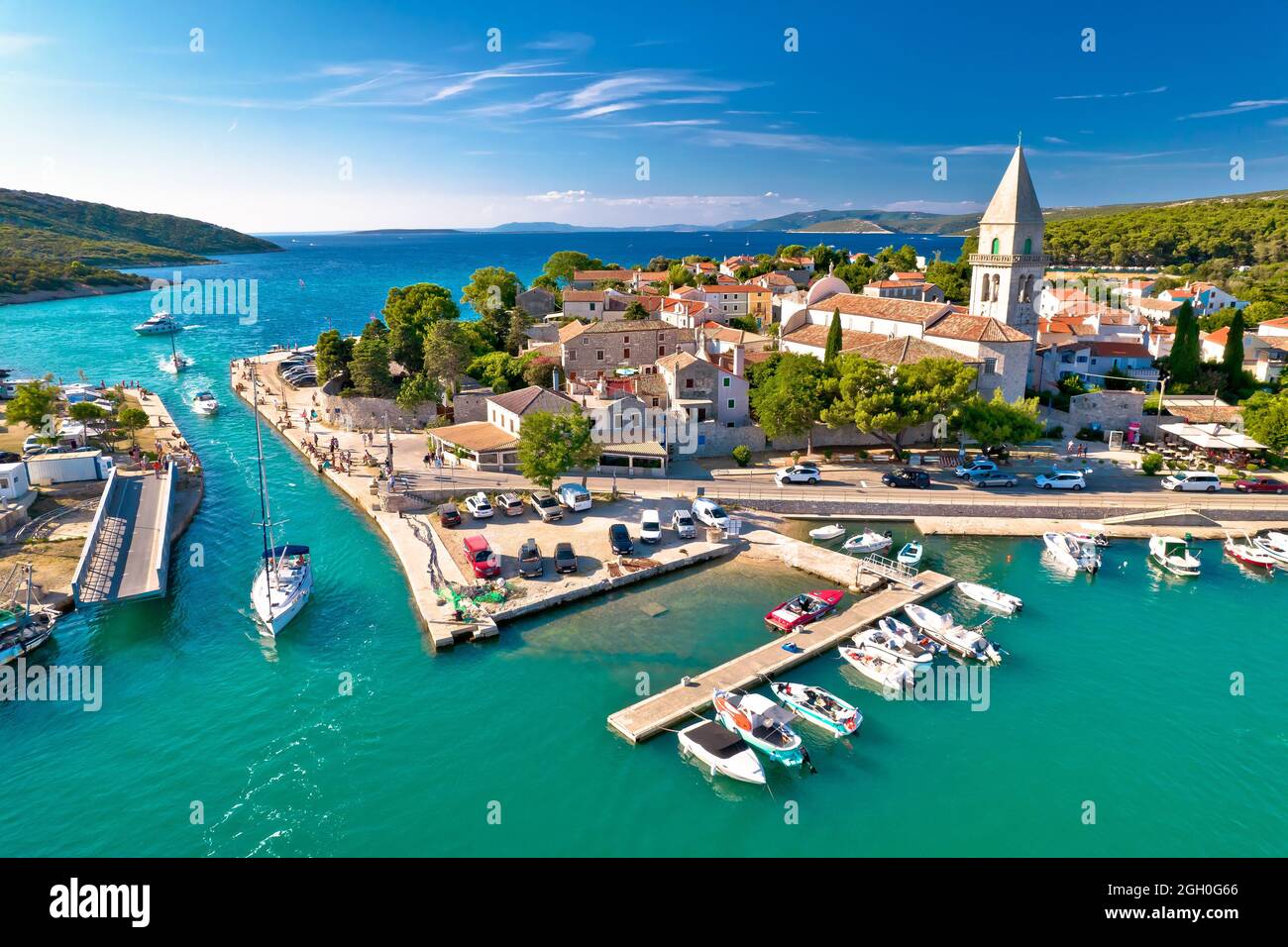 Città di Osor vista aerea, ponte tra Cres e isole Lussinpiccolo, arcipelago Adriatico di Croazia Foto Stock