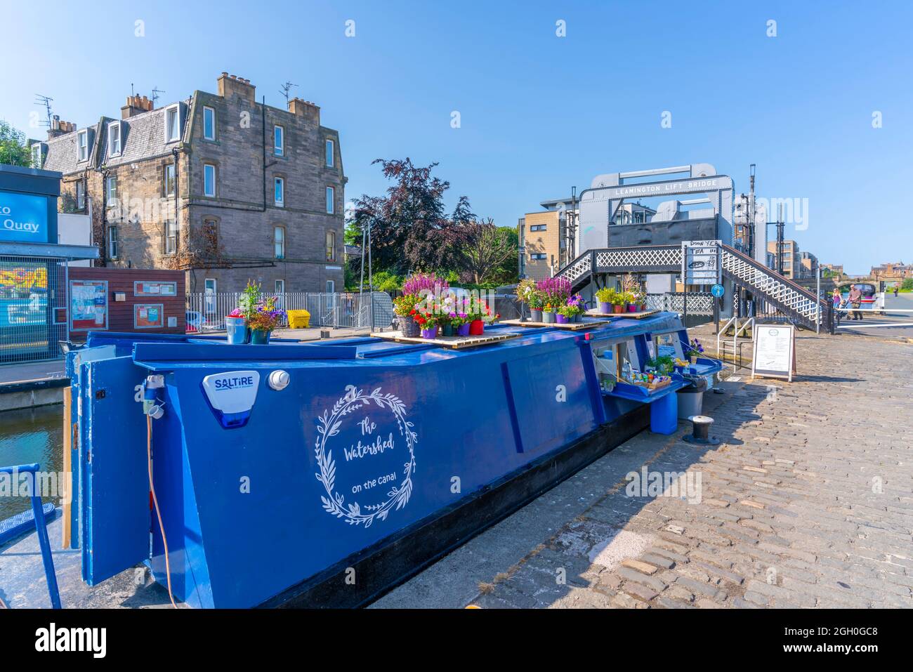 Vista del molo di Edimburgo e del bacino di Lochrin, barca da caffè sul Canal Union, Edimburgo, Lothian, Scozia, Regno Unito, Europa Foto Stock