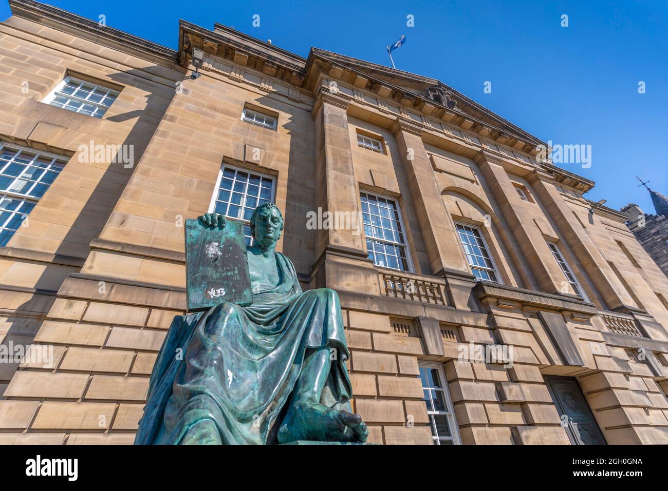 Vista della statua di David Hume e dell'alta Corte di Giustizia sul Golden Mile, Edimburgo, Lothian, Scozia, Regno Unito, Europa Foto Stock