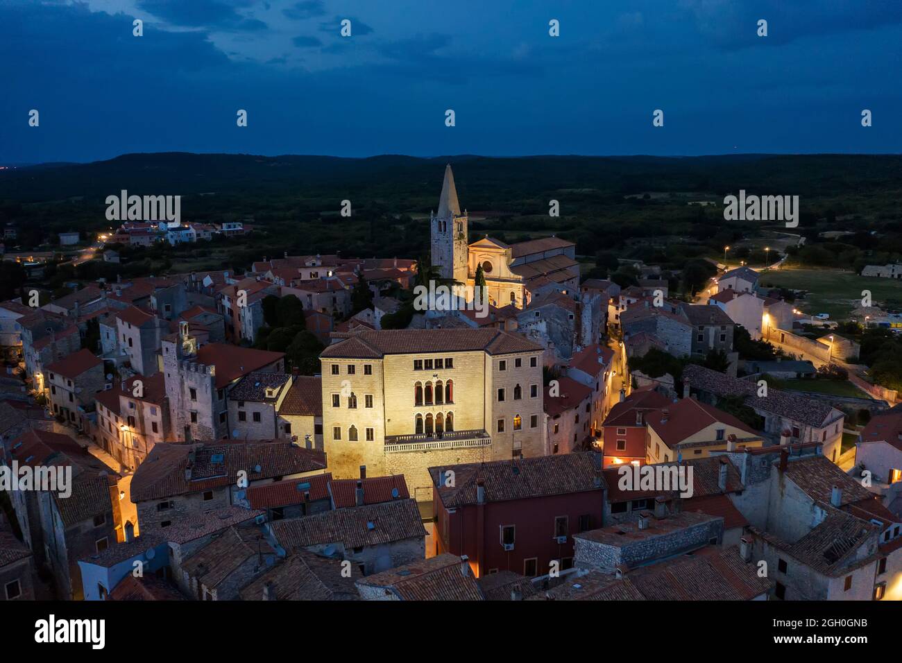 Veduta aerea di Bale - Valle al crepuscolo, castello Soardo - Bembo, sullo sfondo chiesa della Visitazione Beata Vergine Maria a Santa Elisabetta, Istria, Croci Foto Stock