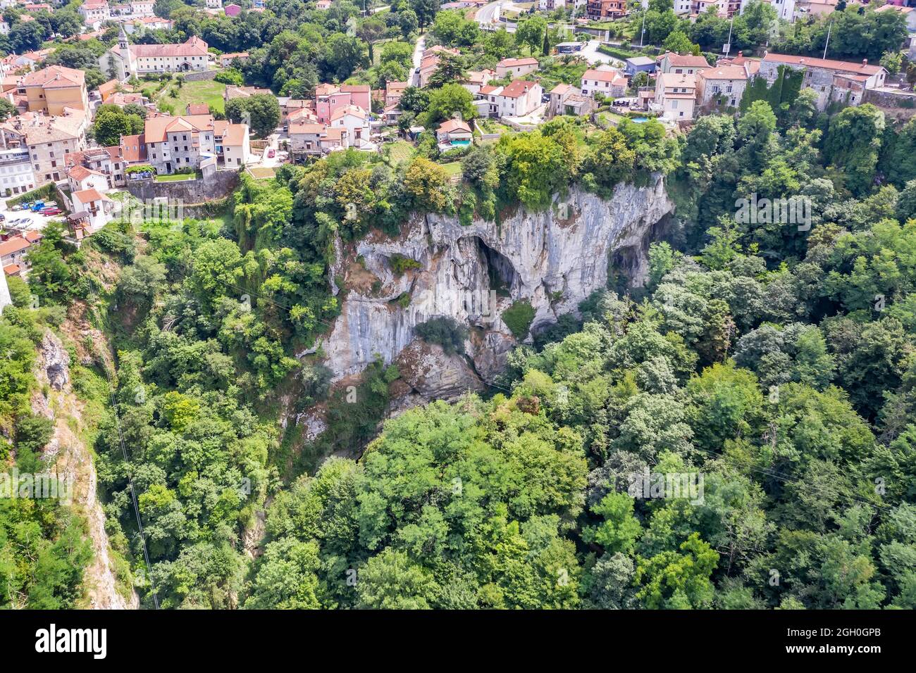 Una vista aerea della zip line di Pazin sull'abisso è una straordinaria attrazione naturale in estate, Istria, Croazia Foto Stock