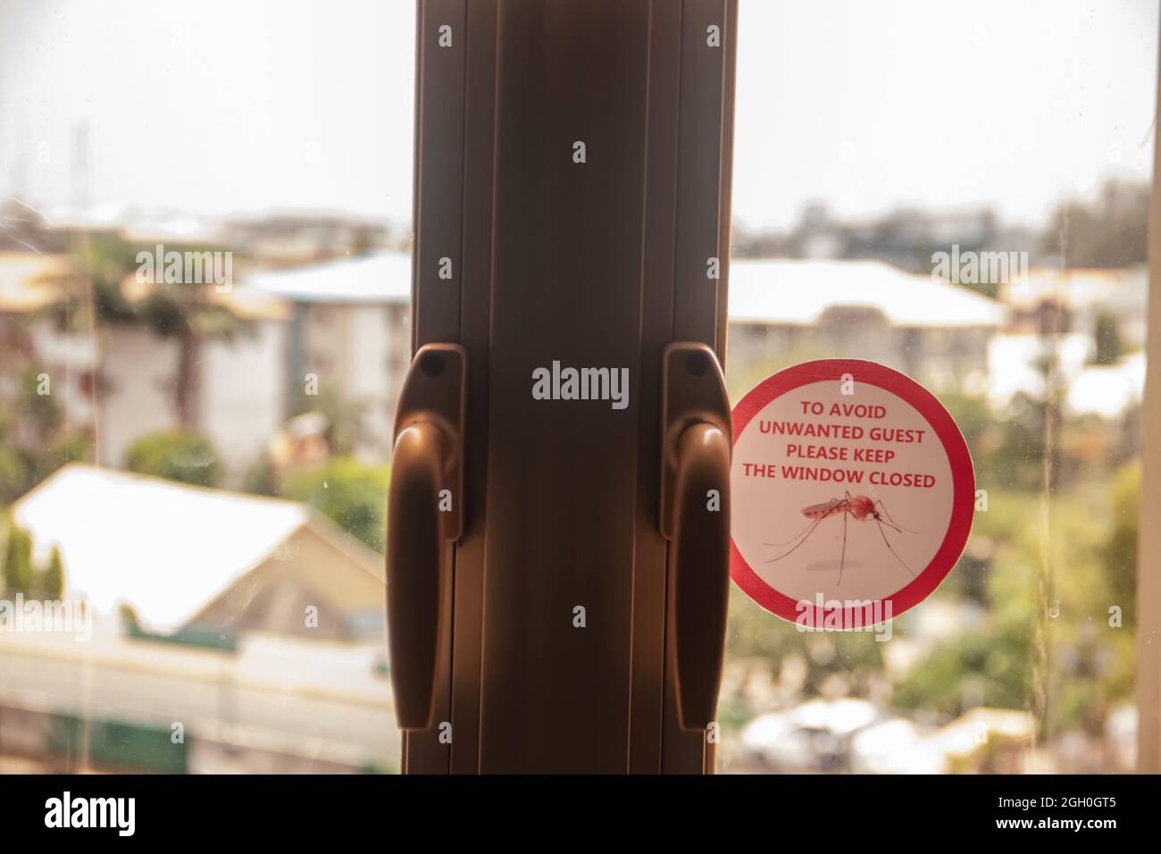Per evitare ospiti indesiderati si prega di tenere la finestra chiusa - cartello/adesivo di avvertimento alla finestra per la prevenzione di zanzare e malaria Foto Stock