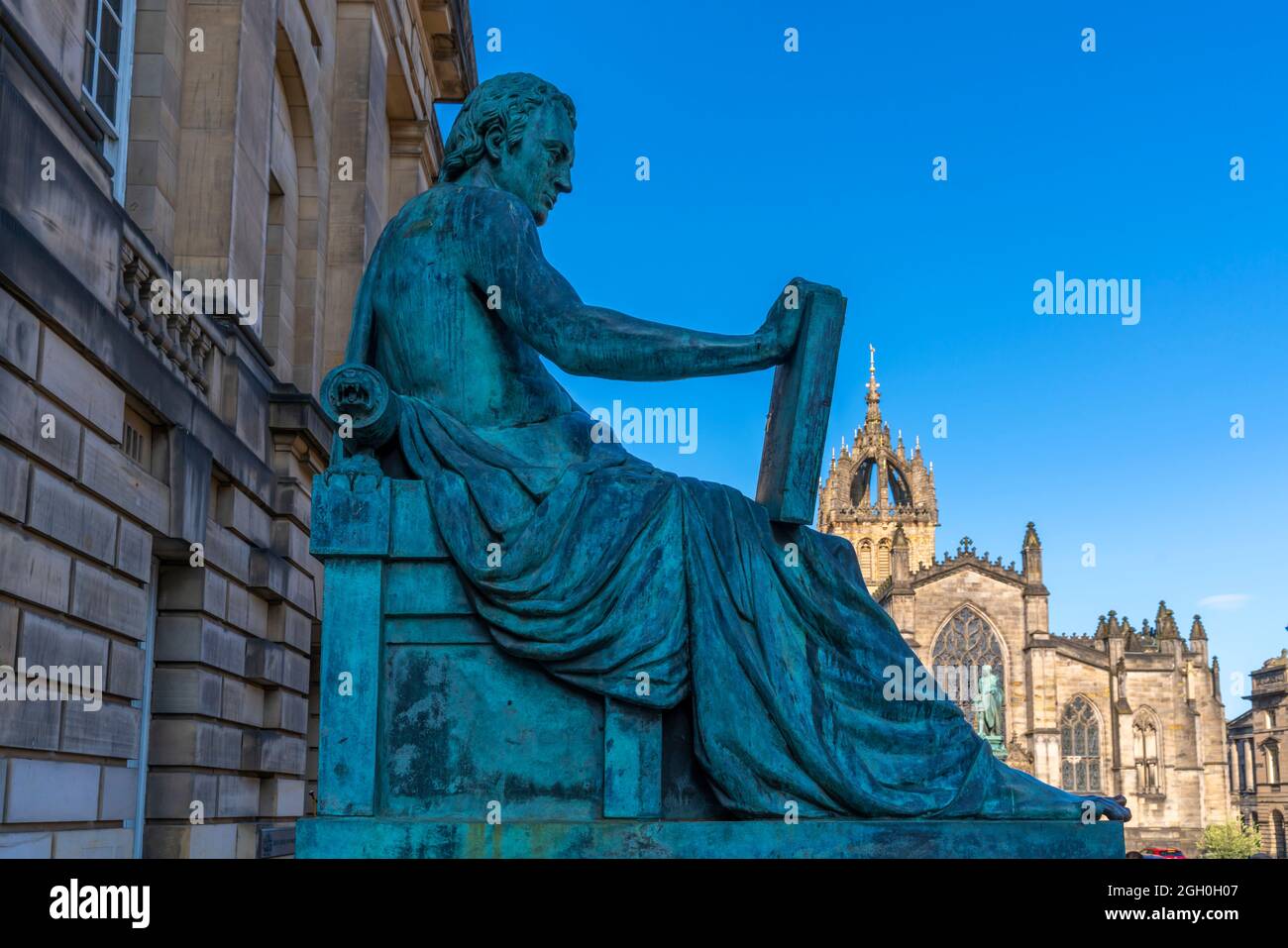 Vista della statua di David Hume e dell'alta Corte di Giustizia sul Golden Mile, Edimburgo, Lothian, Scozia, Regno Unito, Europa Foto Stock