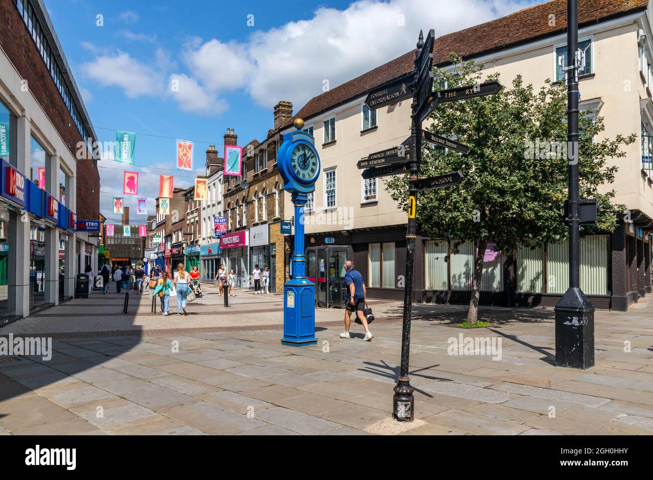 L'orologio Millenium, High Wycombe High Street, Buckinghamshire, Inghilterra, Regno Unito Foto Stock