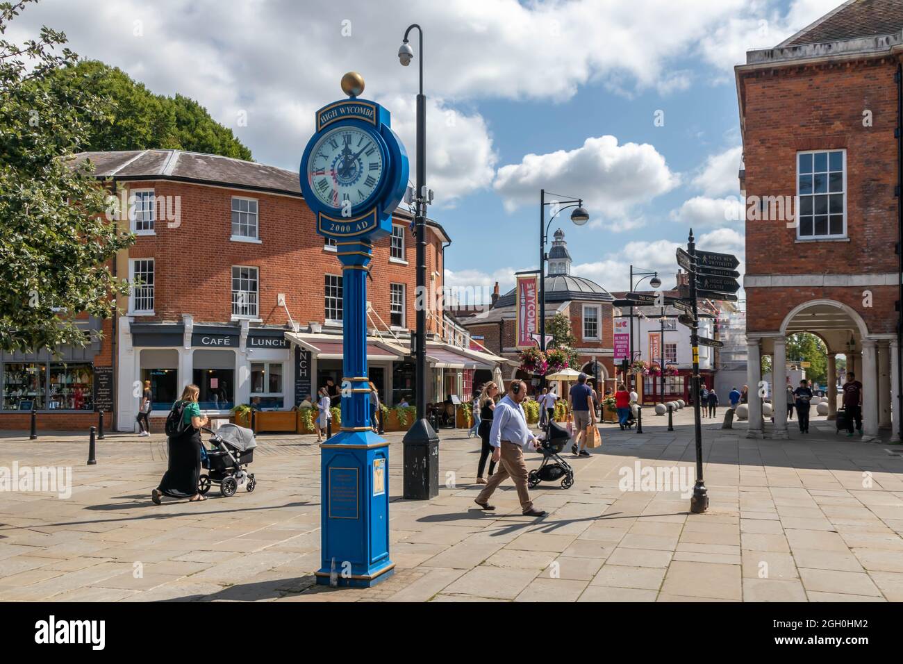 L'orologio Millenium, High Wycombe High Street, Buckinghamshire, Inghilterra, Regno Unito Foto Stock