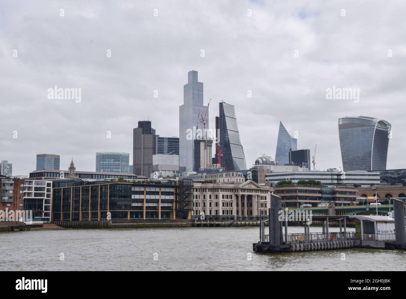 Città di Londra skyline e il Tamigi in una giornata nuvolosa, Londra, Regno Unito, 2 settembre 2021. Foto Stock