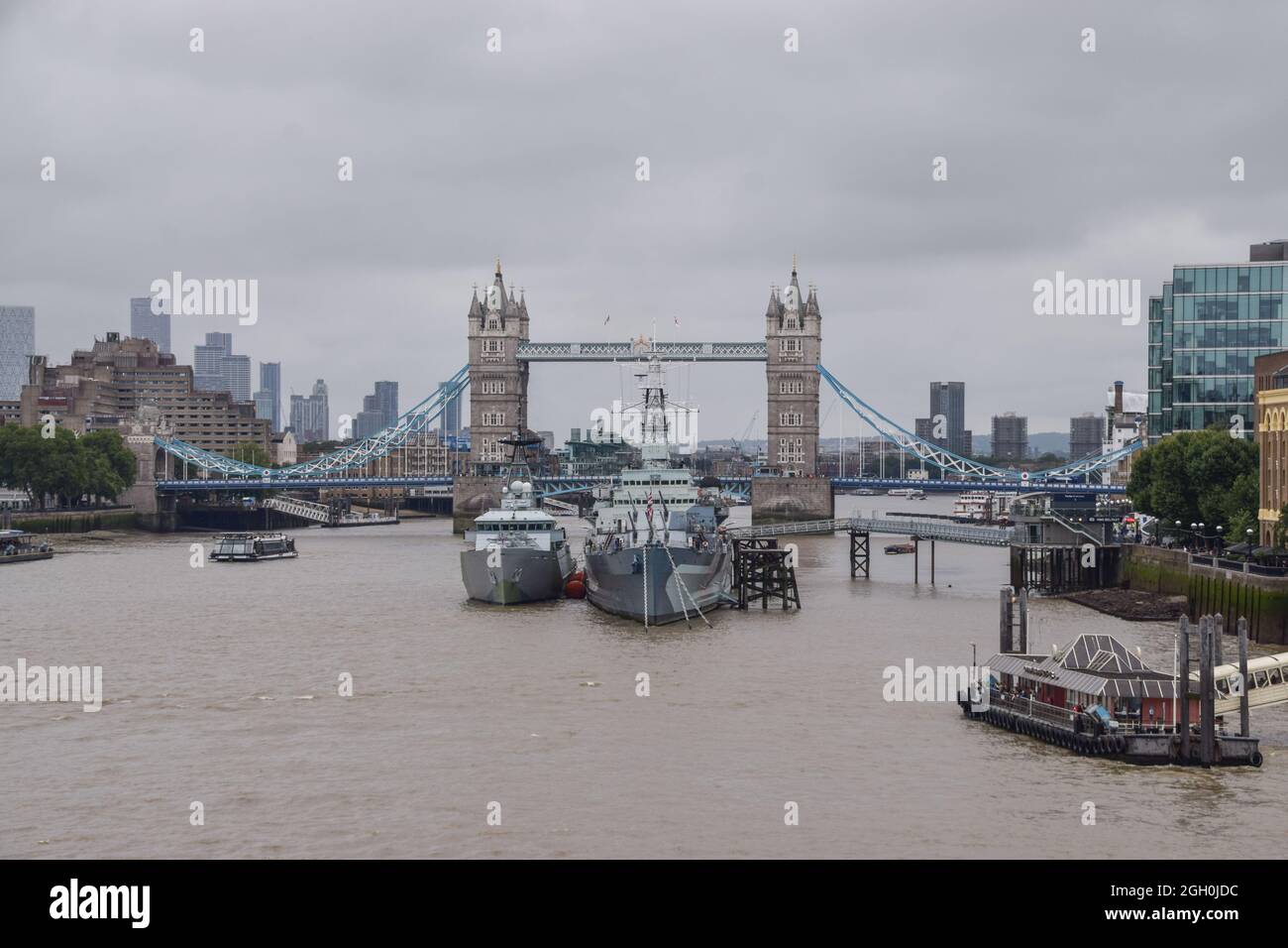 Tower Bridge e HMS Belfast in una giornata nuvolosa, Londra, Regno Unito, 30 agosto 2021. Foto Stock