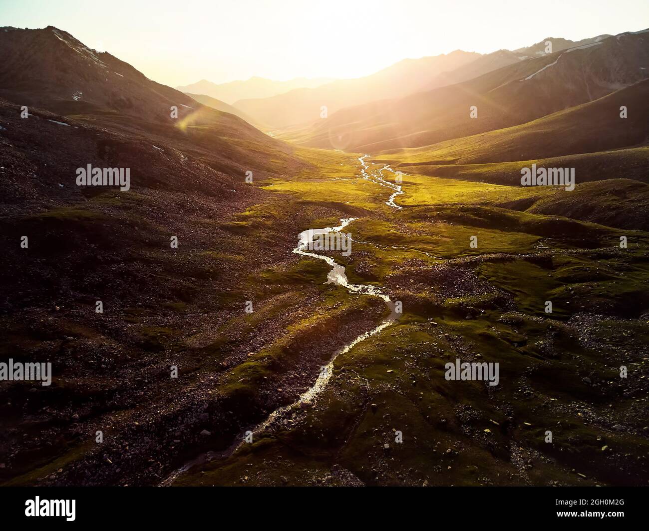 Panorama aereo del bel fiume a verde valle di montagna vista dall'alto in Kazakistan. Foto Stock