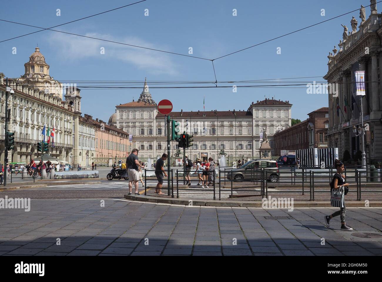TORINO, ITALIA - CIRCA AGOSTO 2021: Persone in Piazza Castello Foto Stock