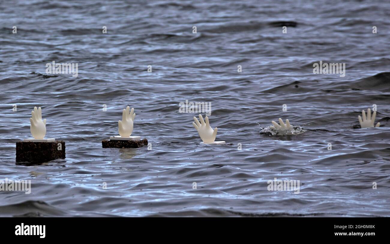 Portobello, Edimburgo, Scozia, Regno Unito. Art Walk porty, Iman Tajik 4/5 settembre 2021. "Ho avuto un sogno”- segna le molte morti in mare perse e non registrate di migranti e rifugiati che arrivano attraverso viaggi di mare infidi, alla ricerca di una vita migliore in un'altra terra a molte miglia dalla propria casa. Questo intervento momentaneo installato solo per il primo fine settimana di (Art Walk porty fa riferimento a tali viaggi. Foto Stock