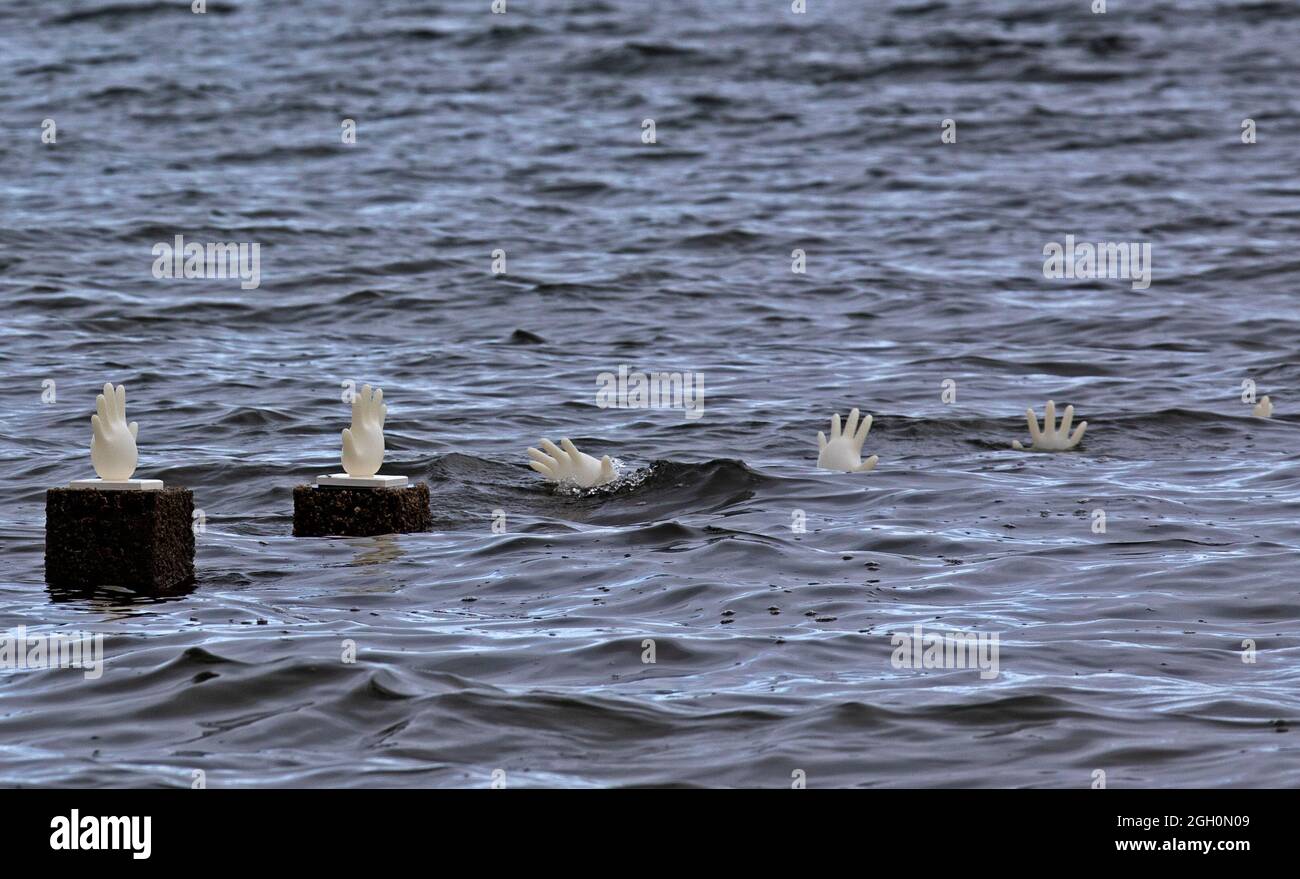 Portobello, Edimburgo, Scozia, Regno Unito. Art Walk porty, Iman Tajik 4/5 settembre 2021. "Ho avuto un sogno”- segna le molte morti in mare perse e non registrate di migranti e rifugiati che arrivano attraverso viaggi di mare infidi, alla ricerca di una vita migliore in un'altra terra a molte miglia dalla propria casa. Questo intervento momentaneo installato solo per il primo fine settimana di (Art Walk porty fa riferimento a tali viaggi. Foto Stock
